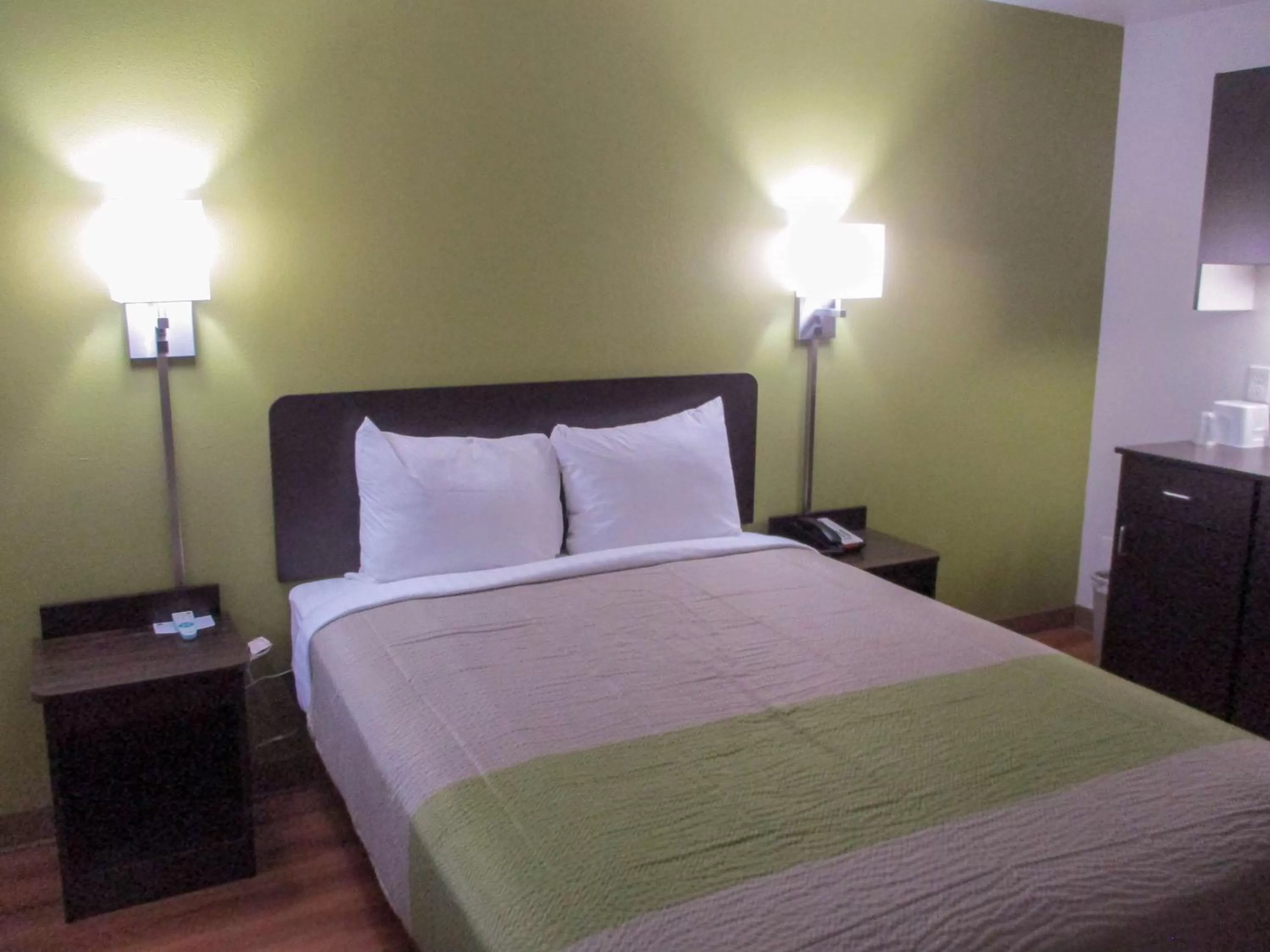 Photo of the whole room, Bed in Motel 6-North Olmsted, OH - Cleveland