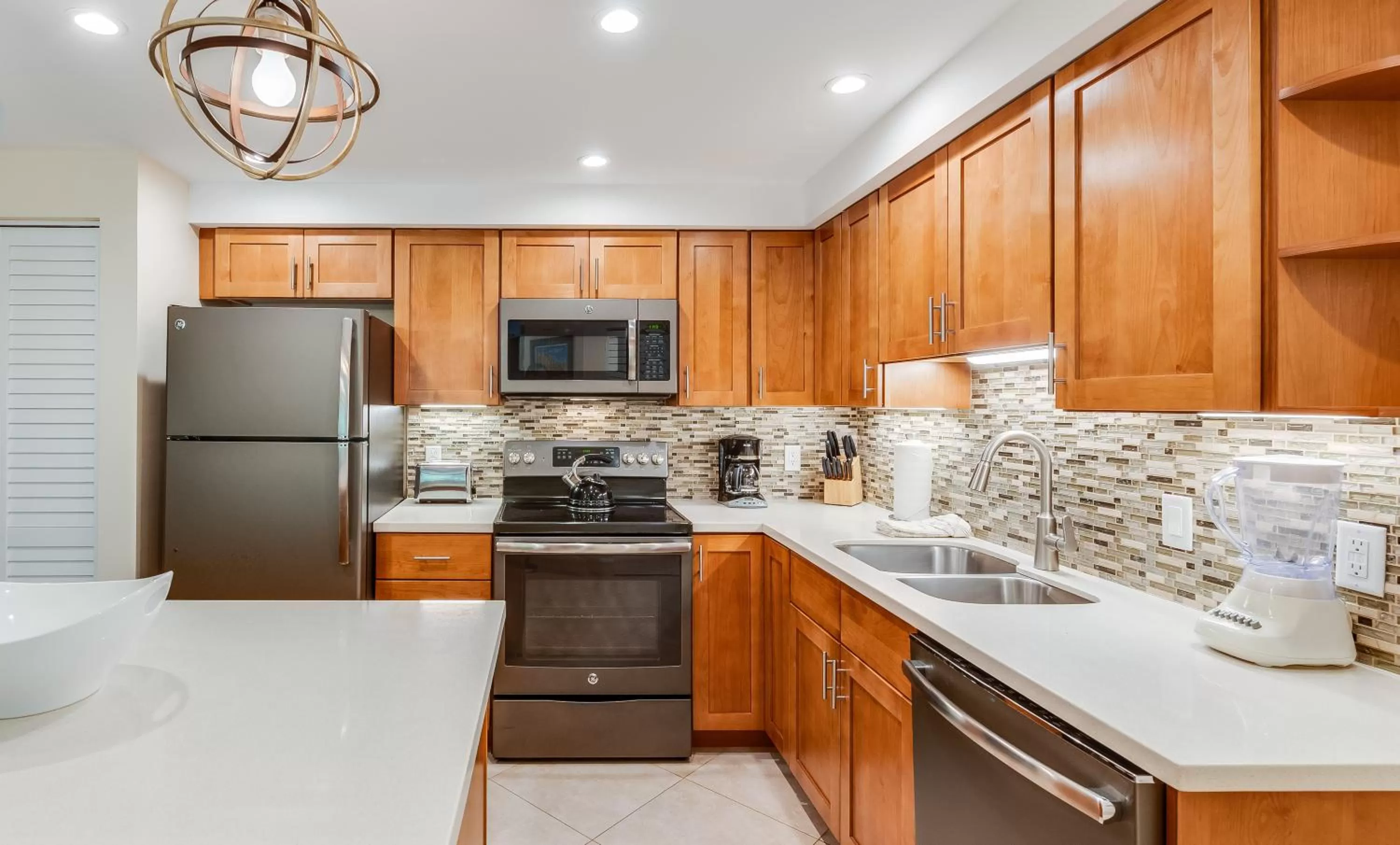 Kitchen/Kitchenette in Castle Maui Banyan