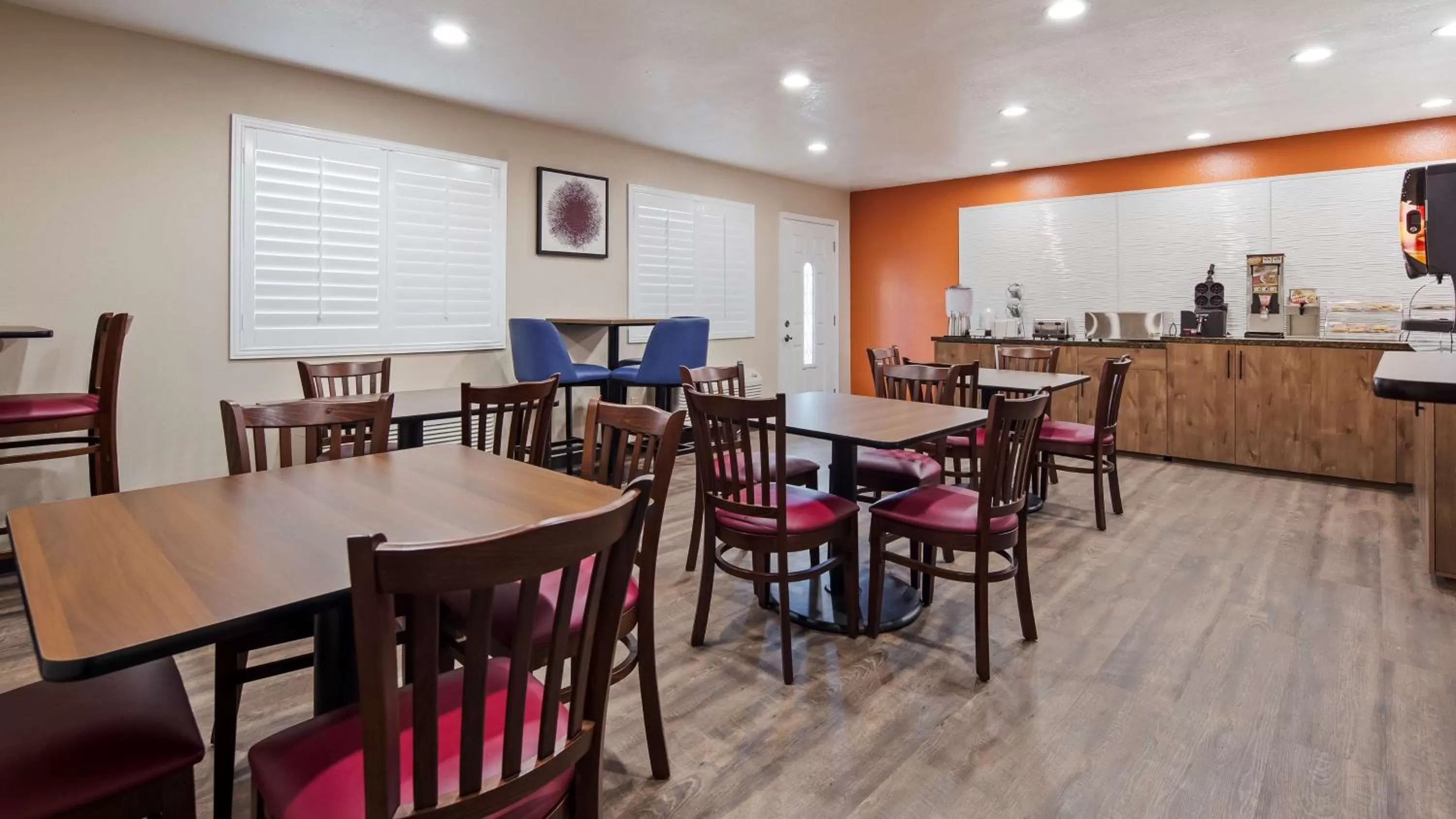 Restaurant/places to eat in SureStay Plus Hotel by Best Western Hesperia