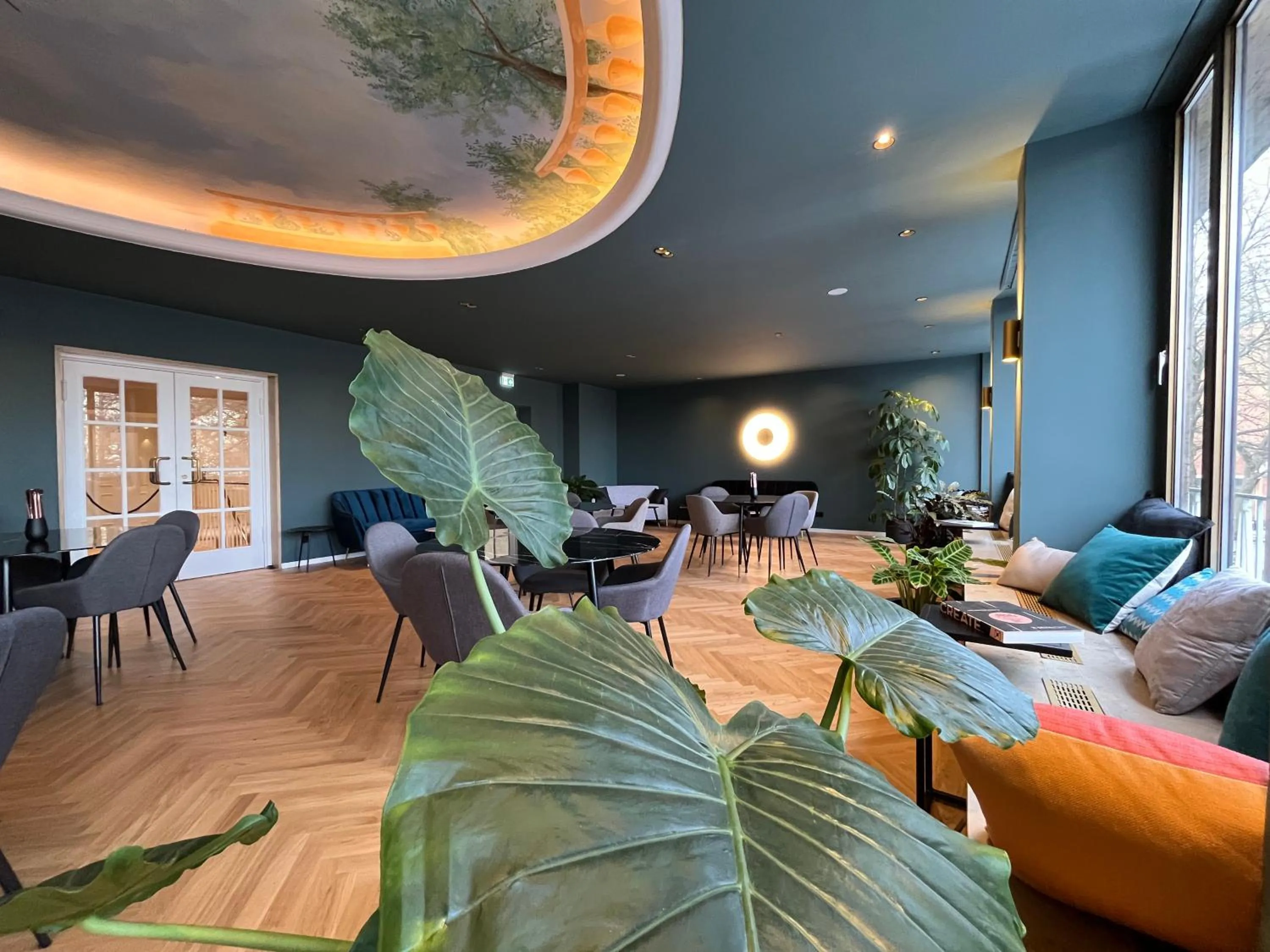 Lounge or bar in Hotel Rotkreuzplatz