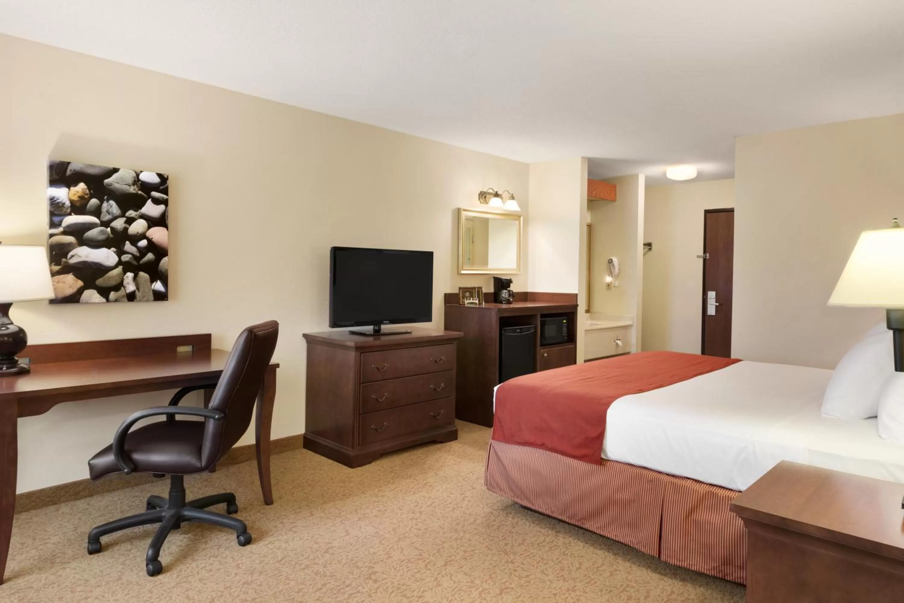 Photo of the whole room, Bed in Country Inn & Suites by Radisson, Cedar Rapids Airport, IA