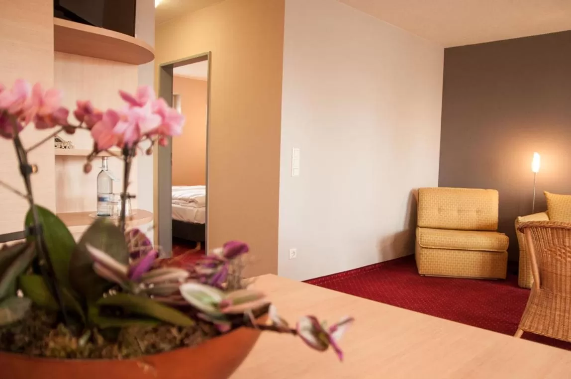 Living room, Bed in Müritz-Strandhotel