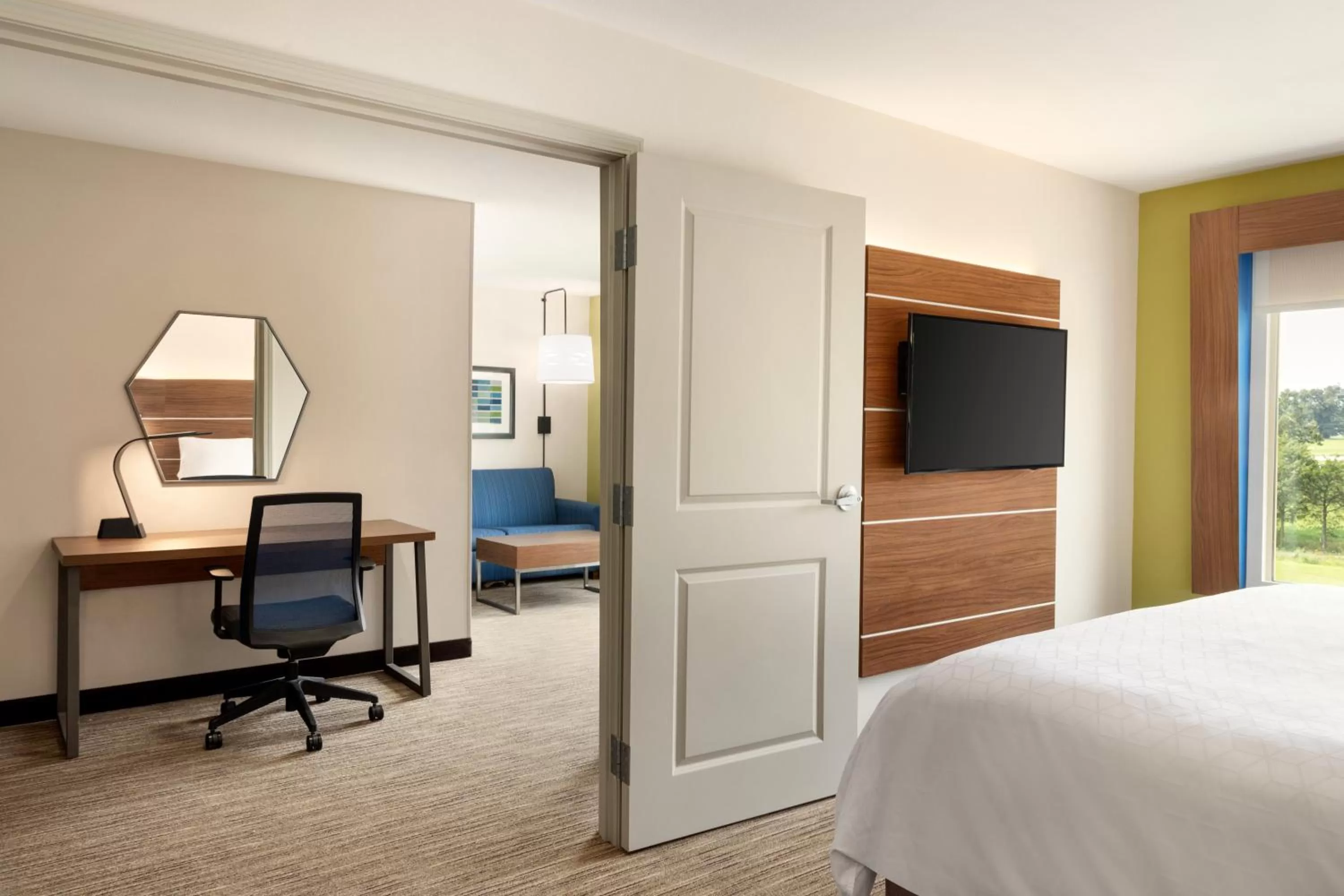 Photo of the whole room, Bed in Holiday Inn Express & Suites Searcy by IHG