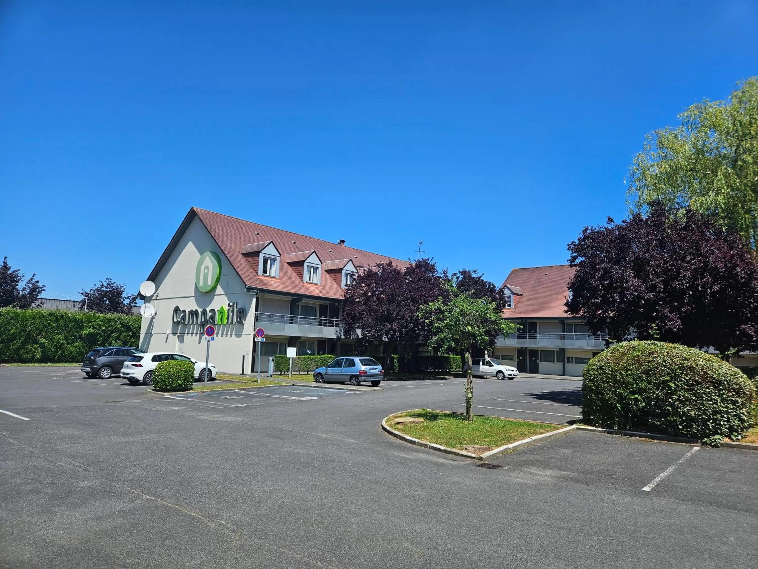 Parking in Campanile Deauville Saint-Arnoult
