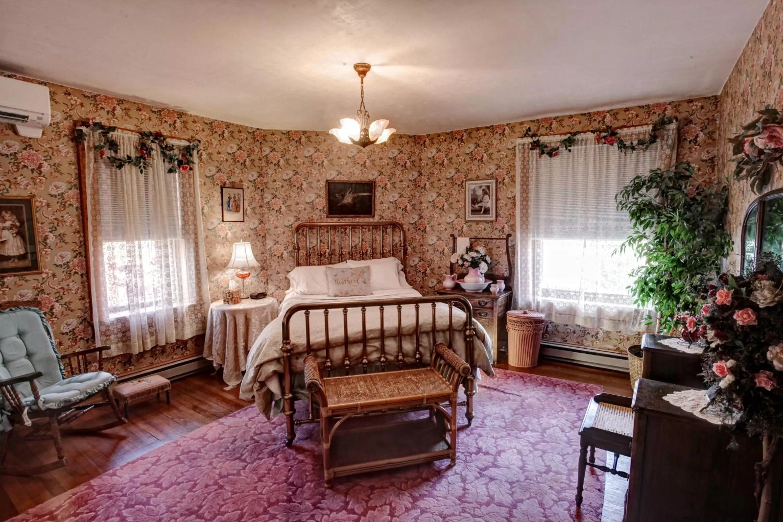 Bed in The Queen, A Victorian Bed & Breakfast