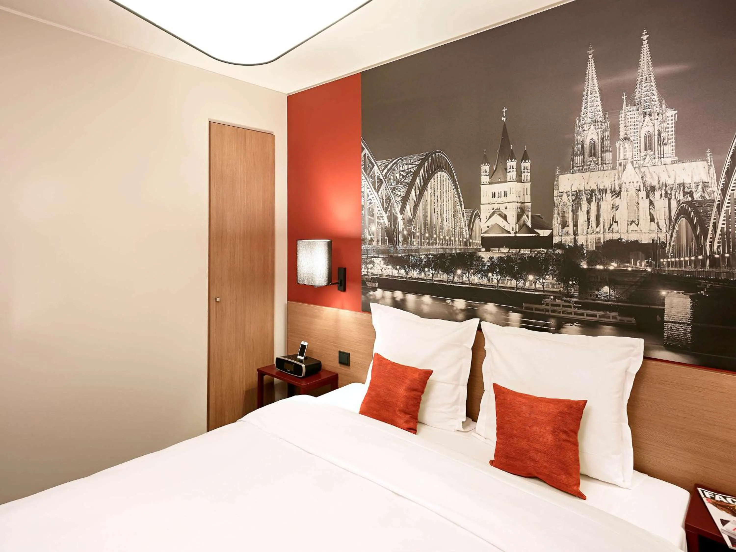 Photo of the whole room, Bed in Aparthotel Adagio Köln City