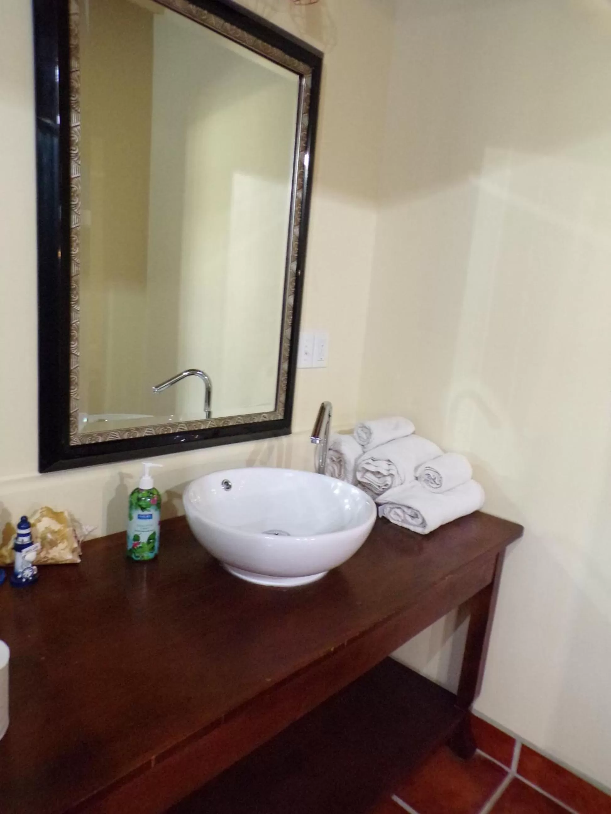 Bathroom in The BNB on Triggerfish Close to the airport