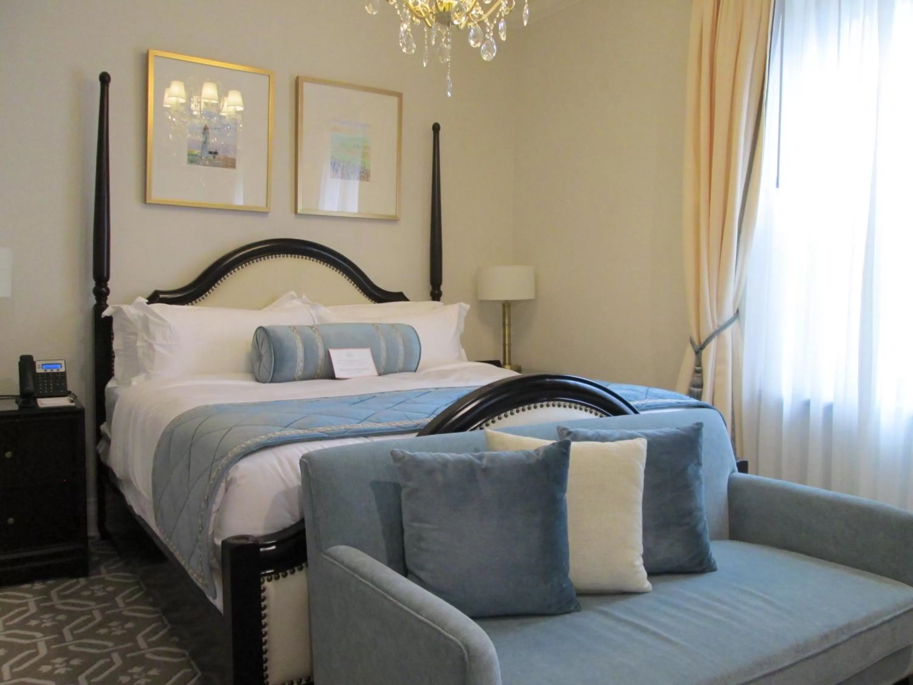 Bed in Sydney Boutique Inn & Suites