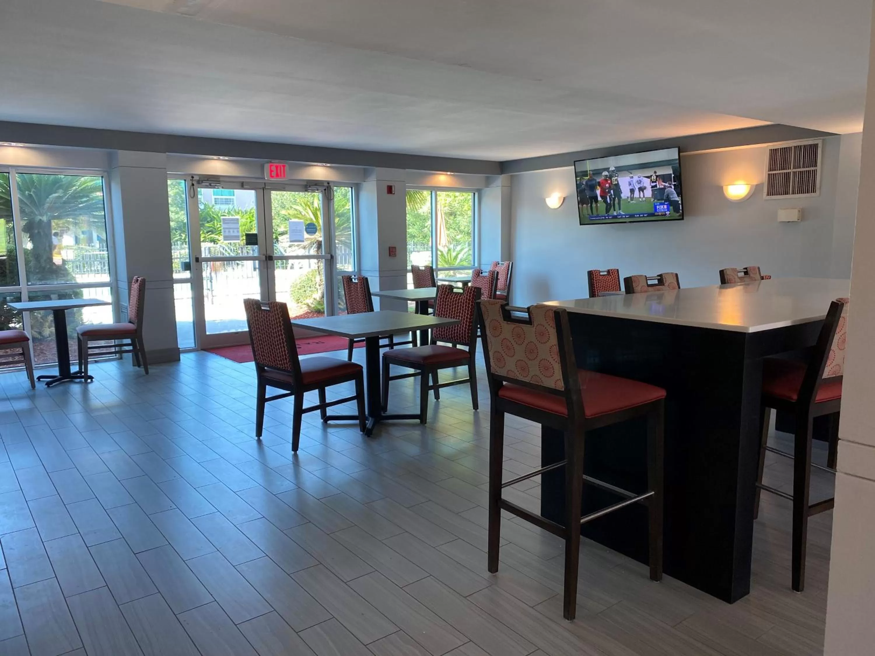 Communal lounge/ TV room in Ramada by Wyndham Luling