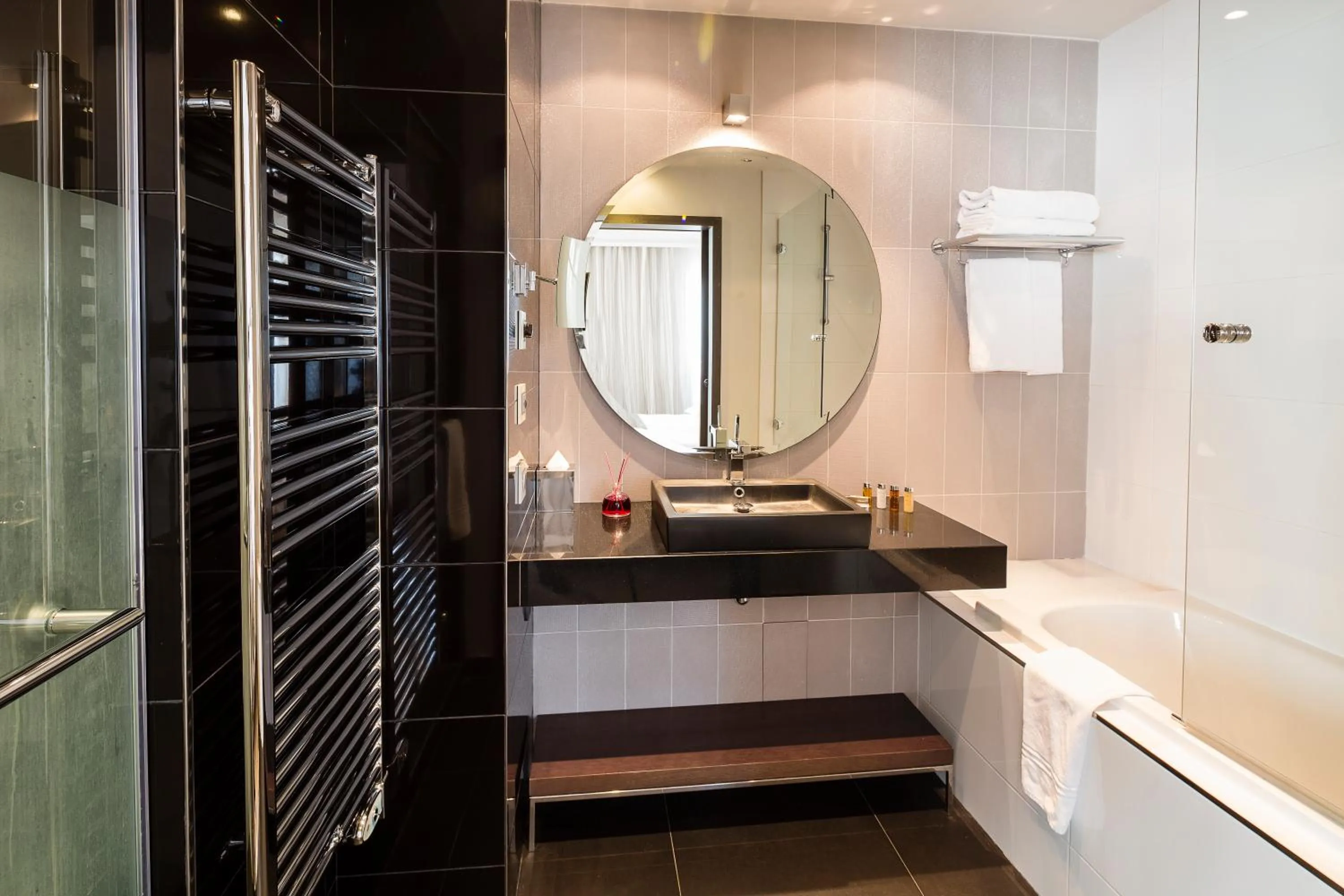 Bathroom in Hôtel Le Canberra