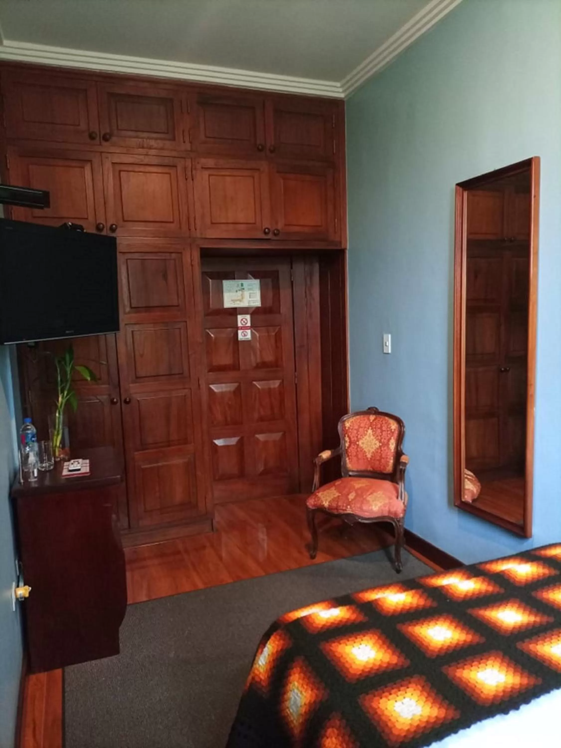 TV and multimedia, TV/Entertainment Center in Hotel Victoria