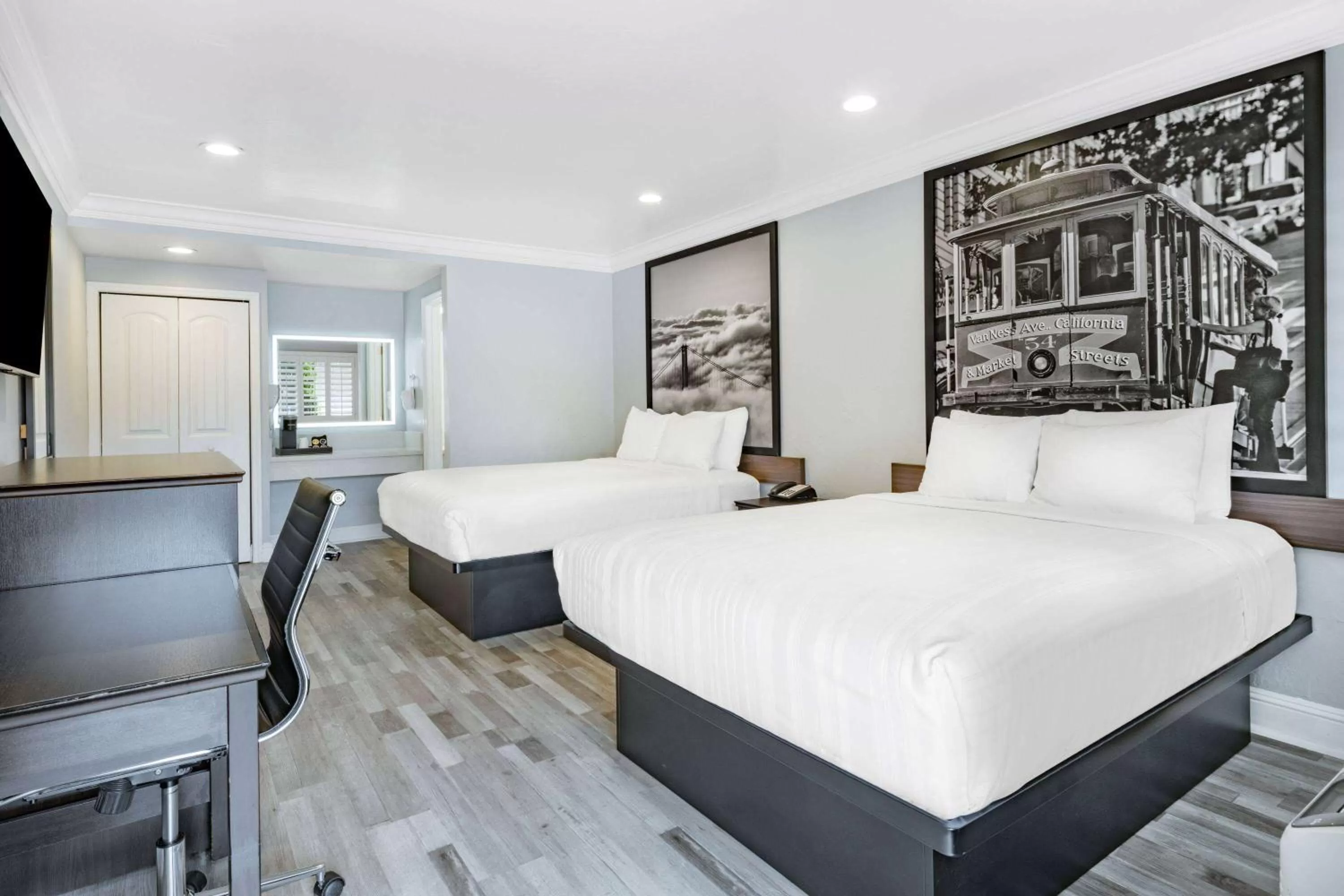 Photo of the whole room, Bed in Aura Inn Monterey