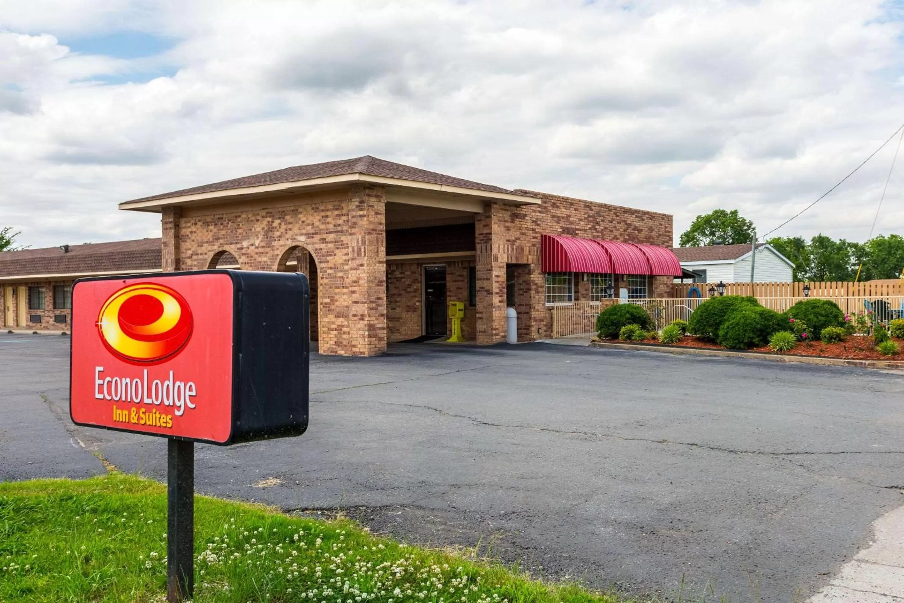 Property building in Econo Lodge & Suites Brinkley