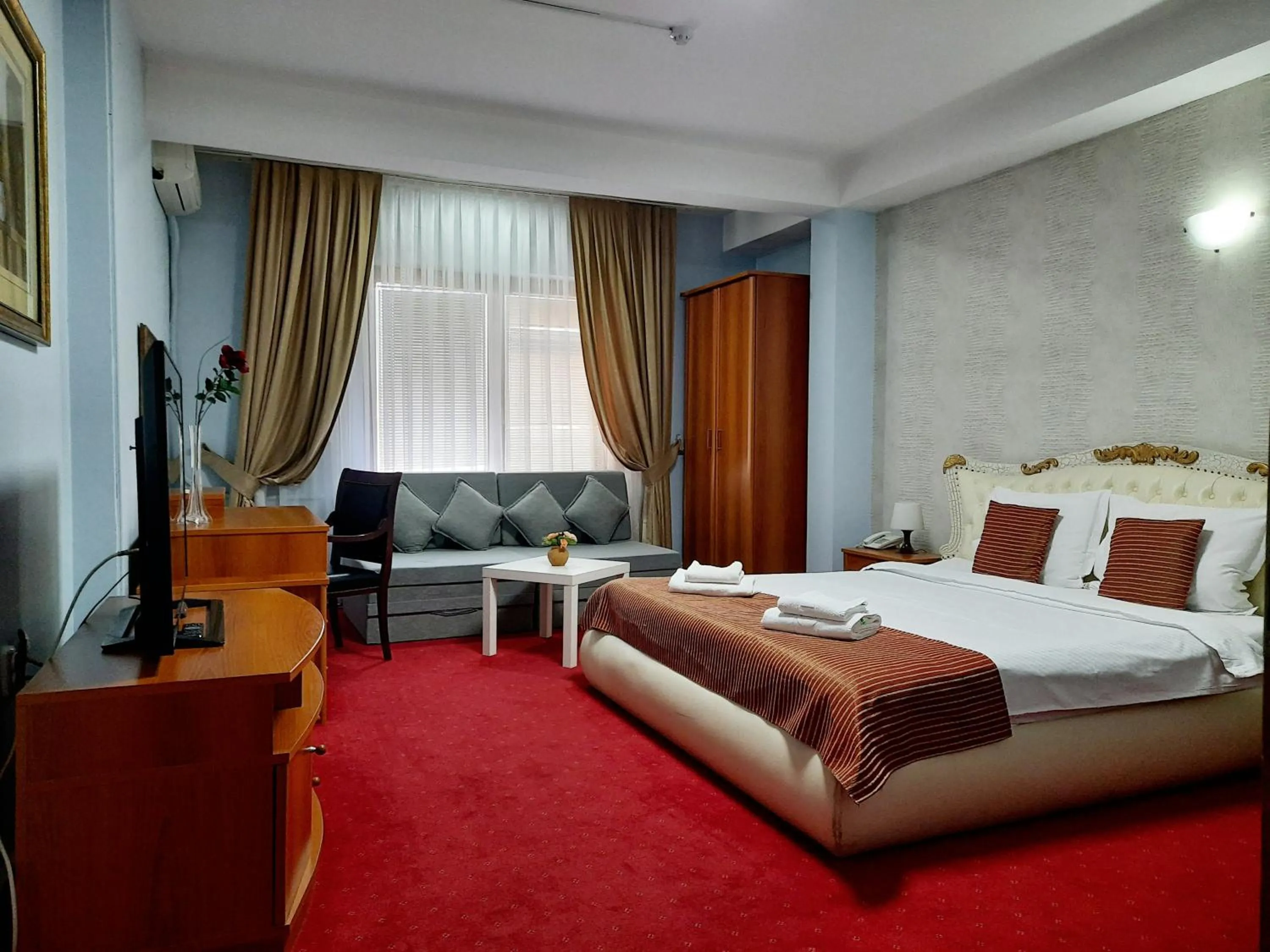 Bed in Hotel Aristocrat & Fish Restaurant