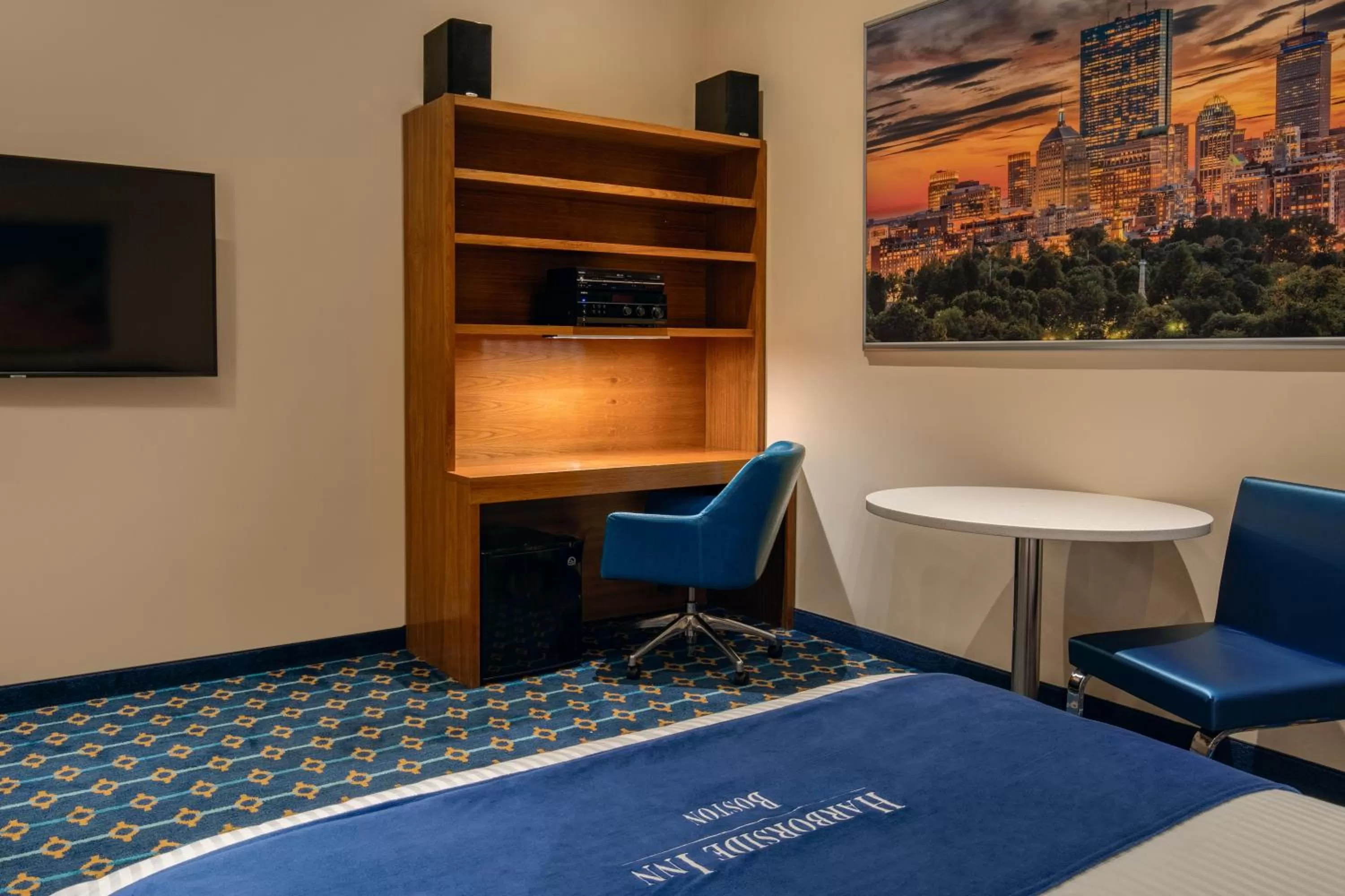 Seating area, Bed in Harborside Inn