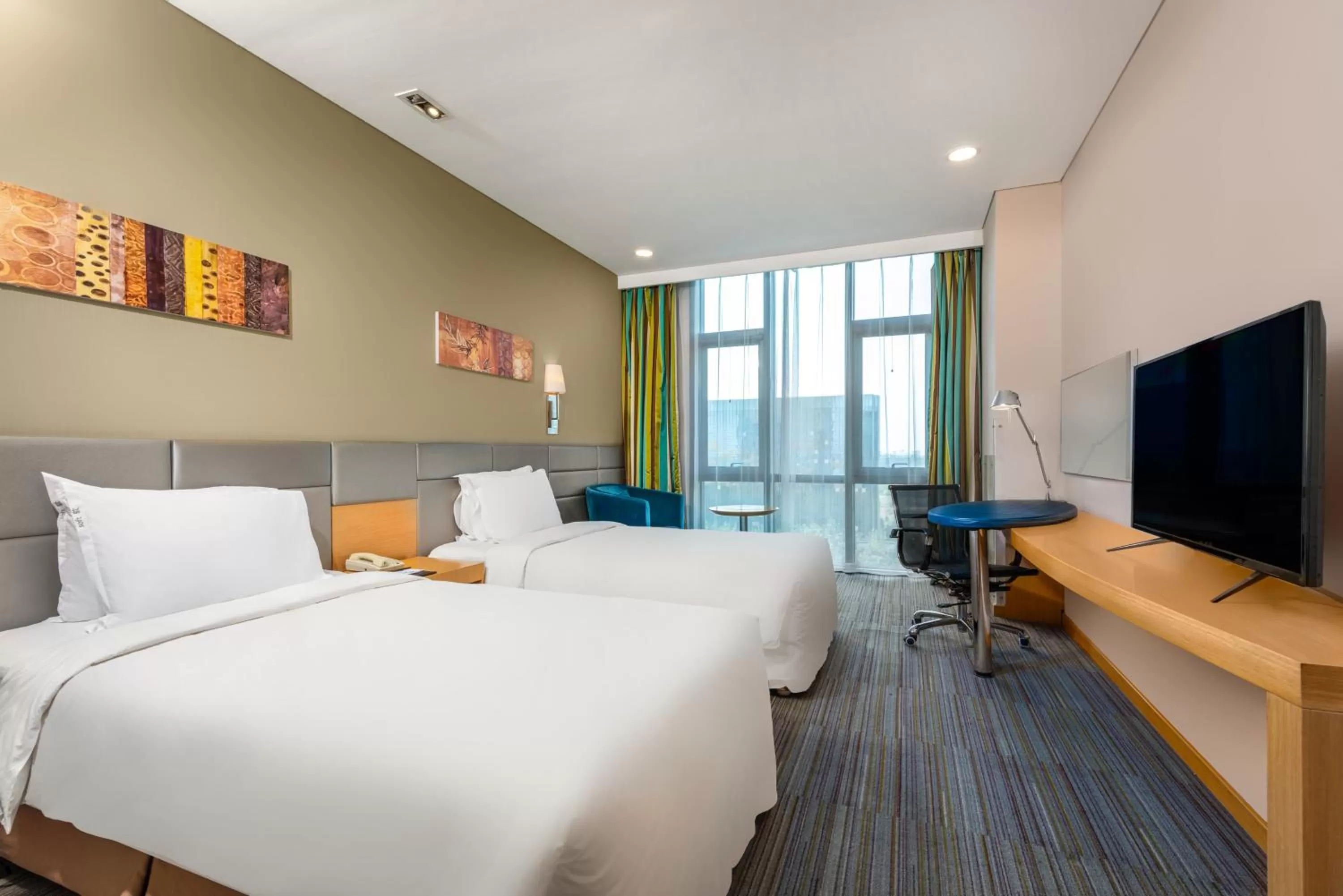 Photo of the whole room, Bed in Holiday Inn Express Beijing Yizhuang by IHG - Taxi 1 Hour to International Airport and 800 Meters to the Nearby Subway