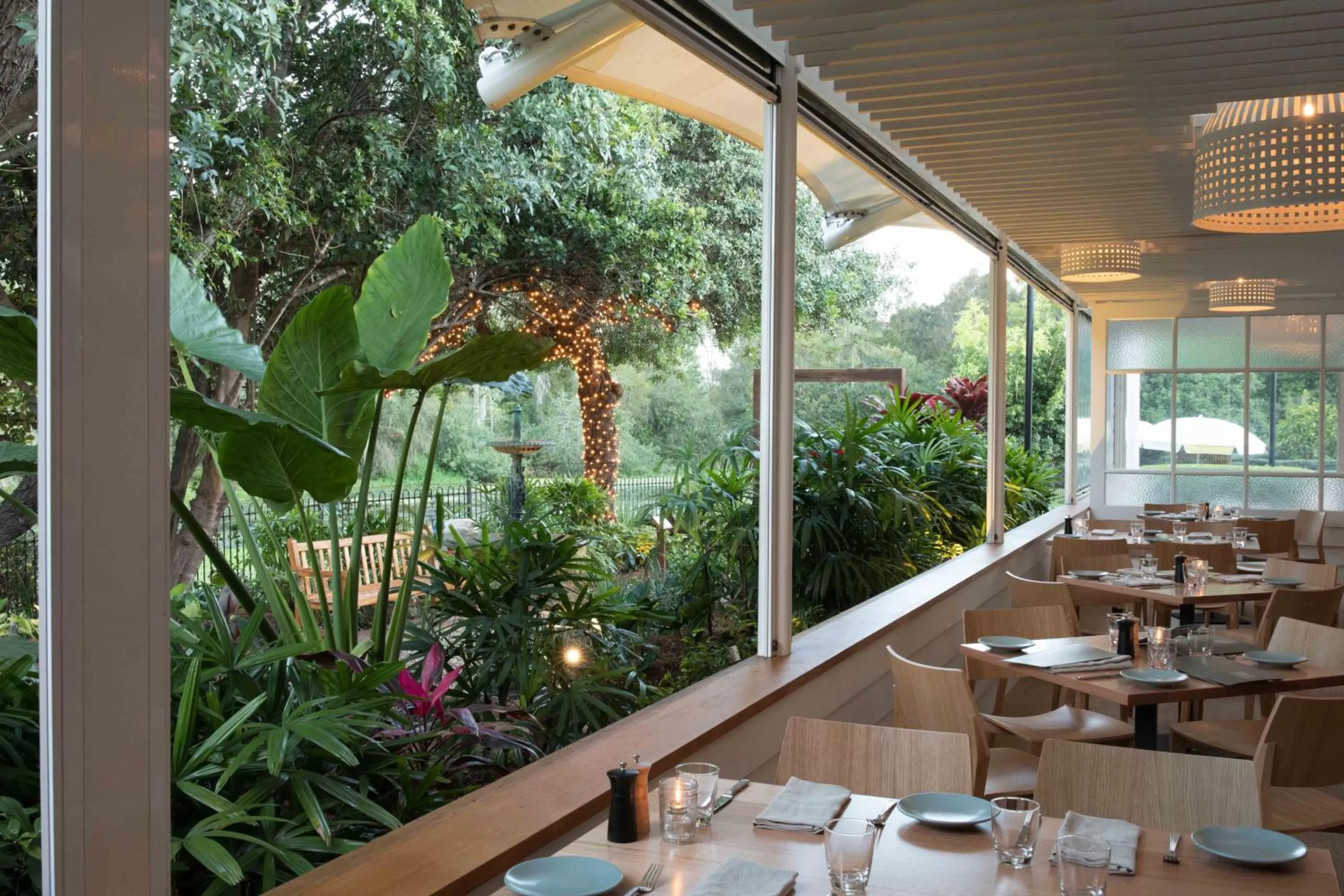 Restaurant/places to eat in The Glen Hotel and Suites