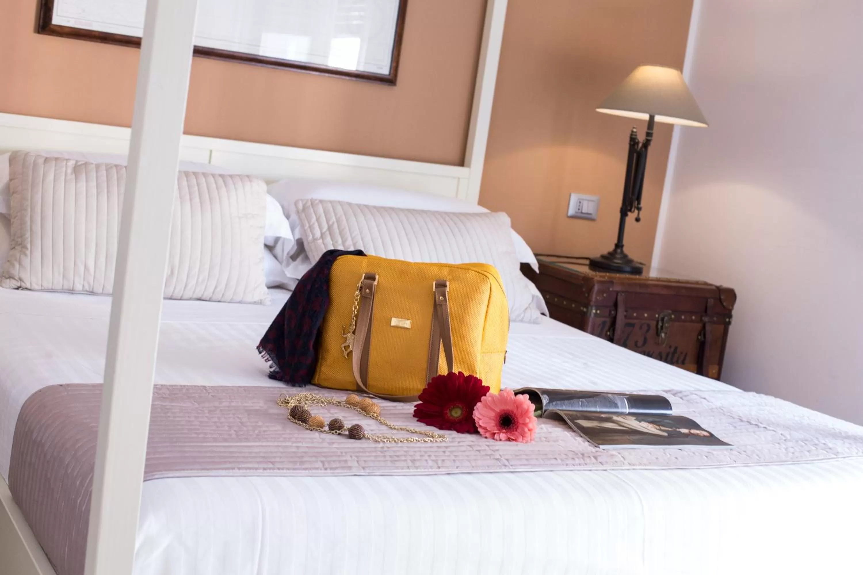 Bedroom, Bed in Suite 136