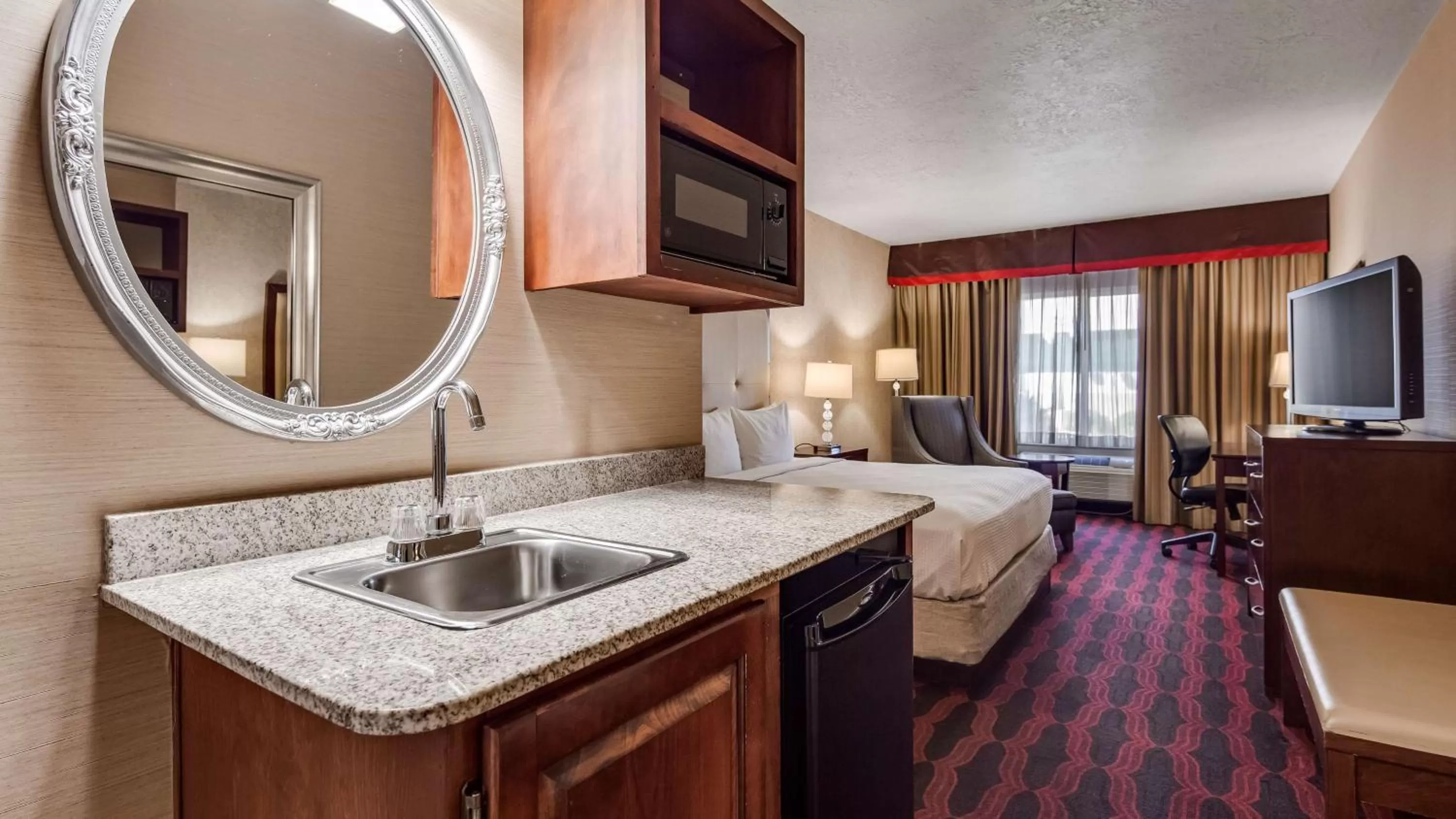 King Room with Roll In Shower-Disabilty Access in Best Western Plus Abbey Inn