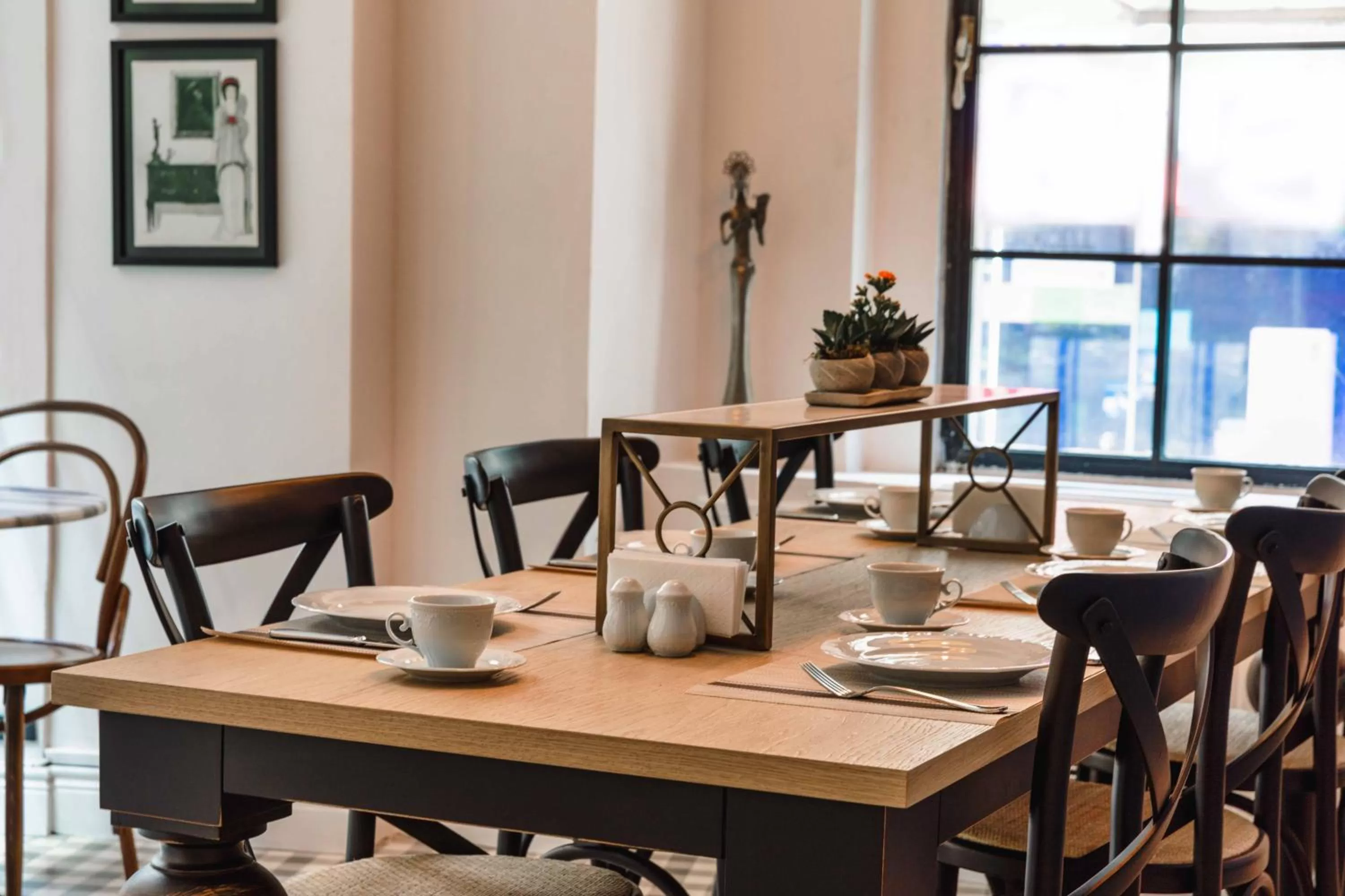 Restaurant/places to eat in Petros Hotel