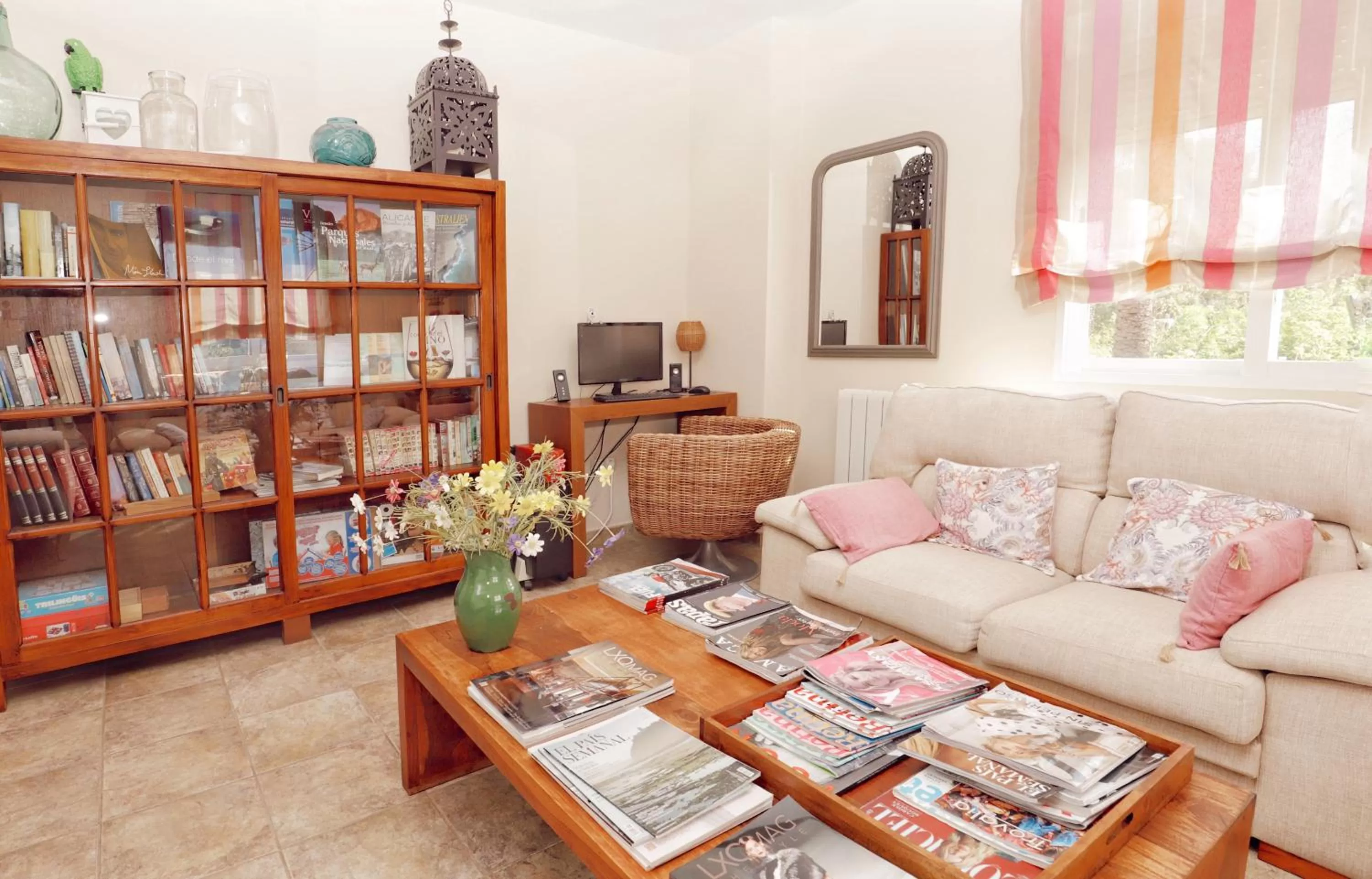 Library in Hotel Noguera Mar