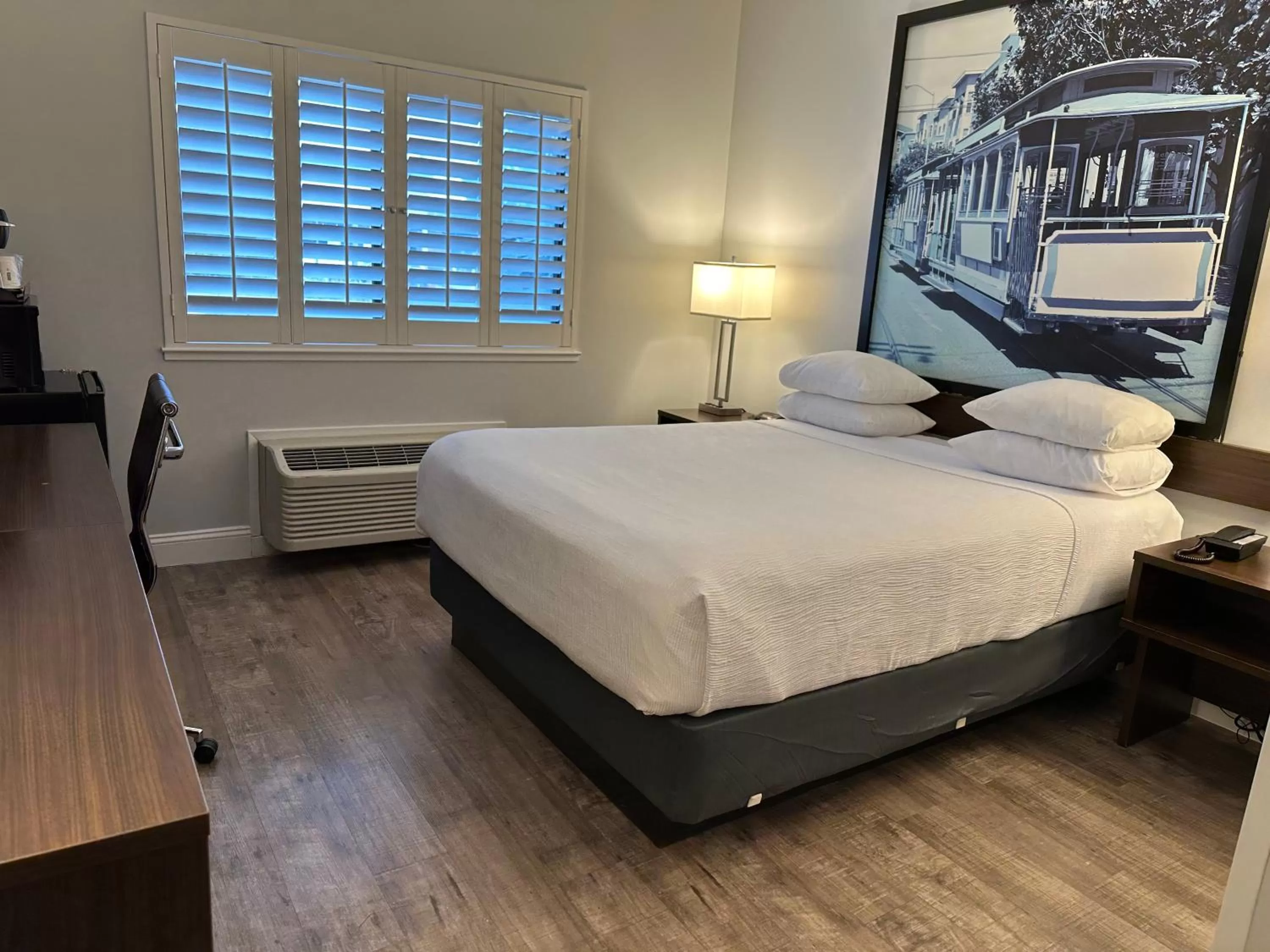 Bed in Super 8 by Wyndham San Bruno /SF Intl Arpt West