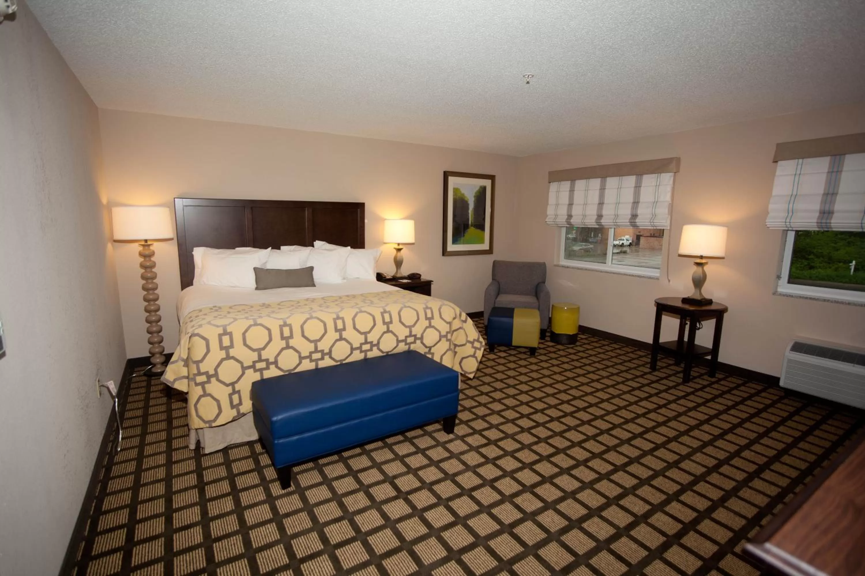 Living room, Bed in Baymont by Wyndham Erie