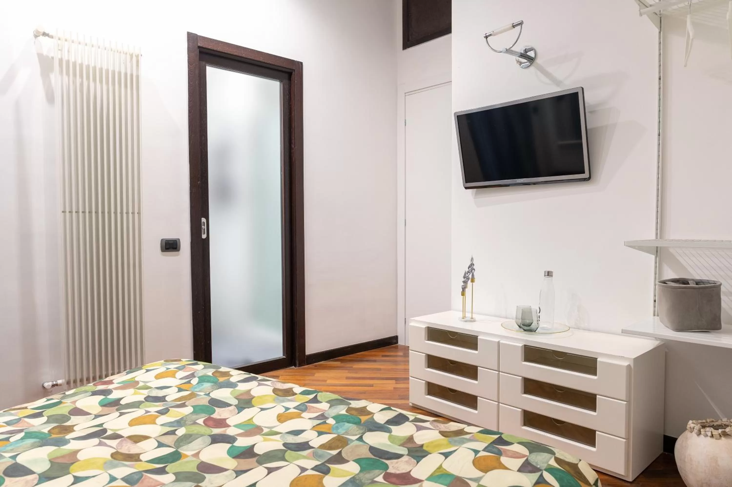 TV and multimedia, TV/Entertainment Center in ROOMITO apartments