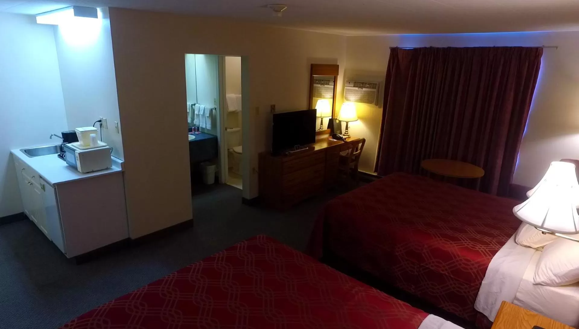 Photo of the whole room, Bed in Econo Lodge Inn & Suites