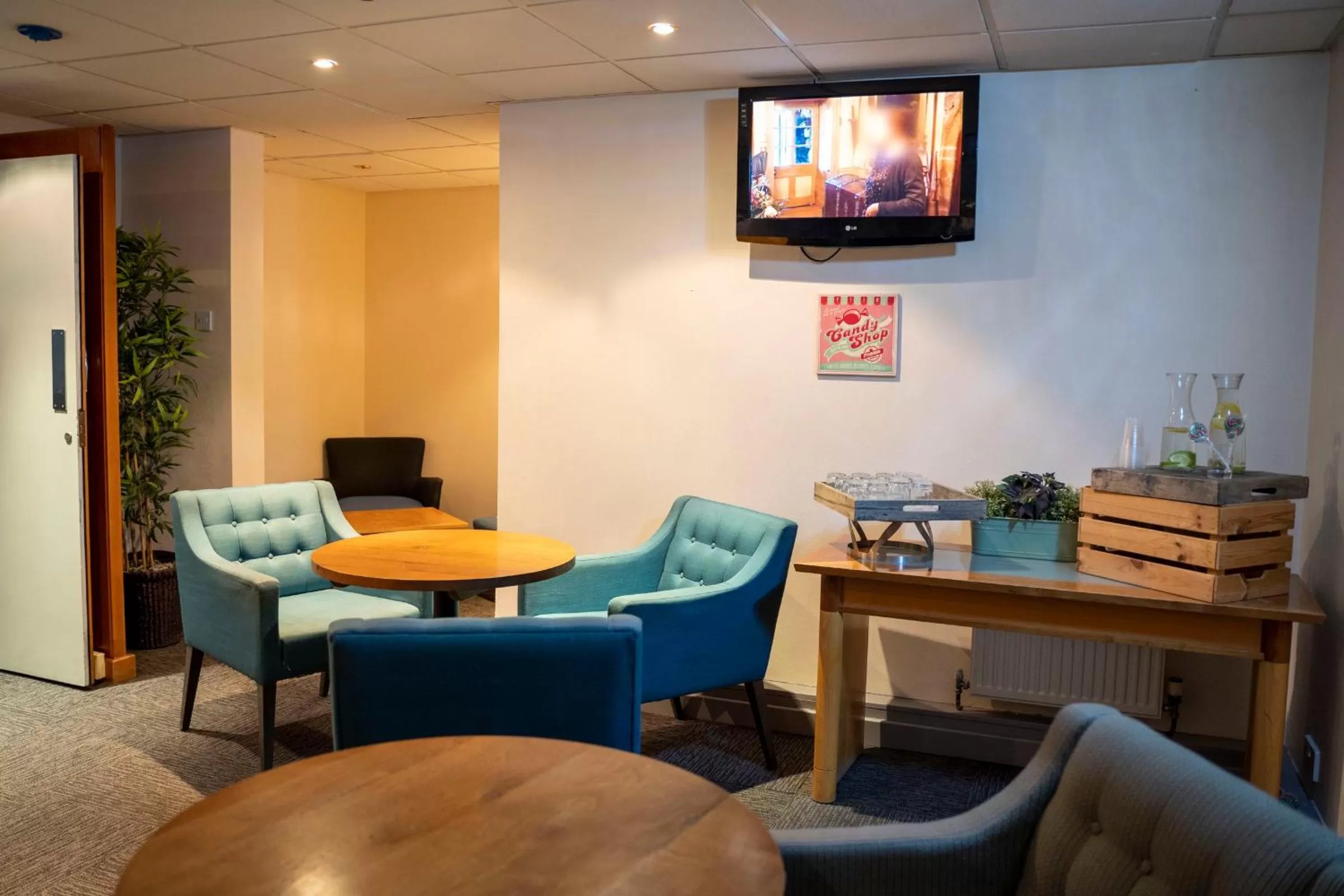 Communal lounge/ TV room in Mercure Cardiff North Hotel