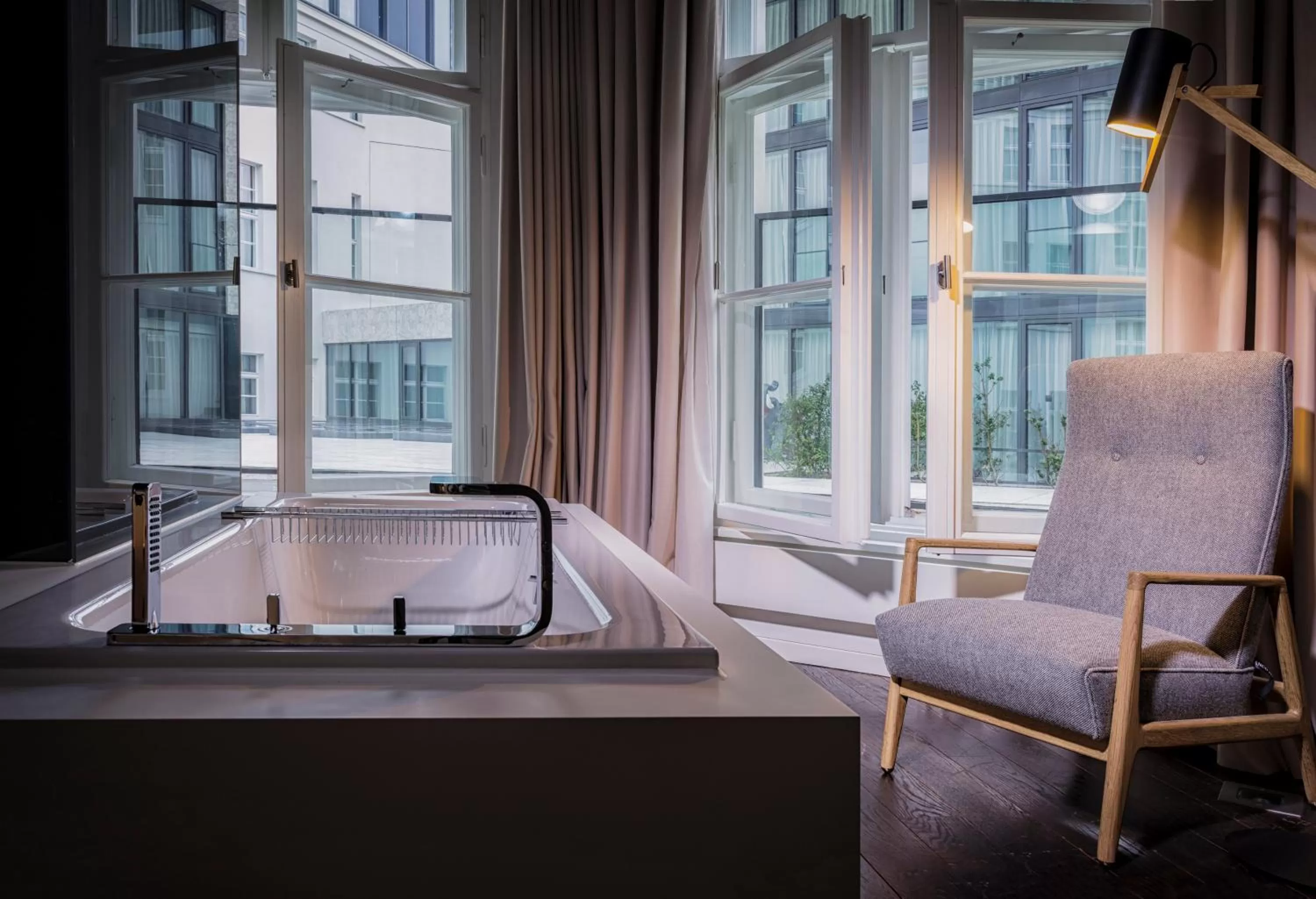 Bathroom, Bed in SO/ Berlin Das Stue