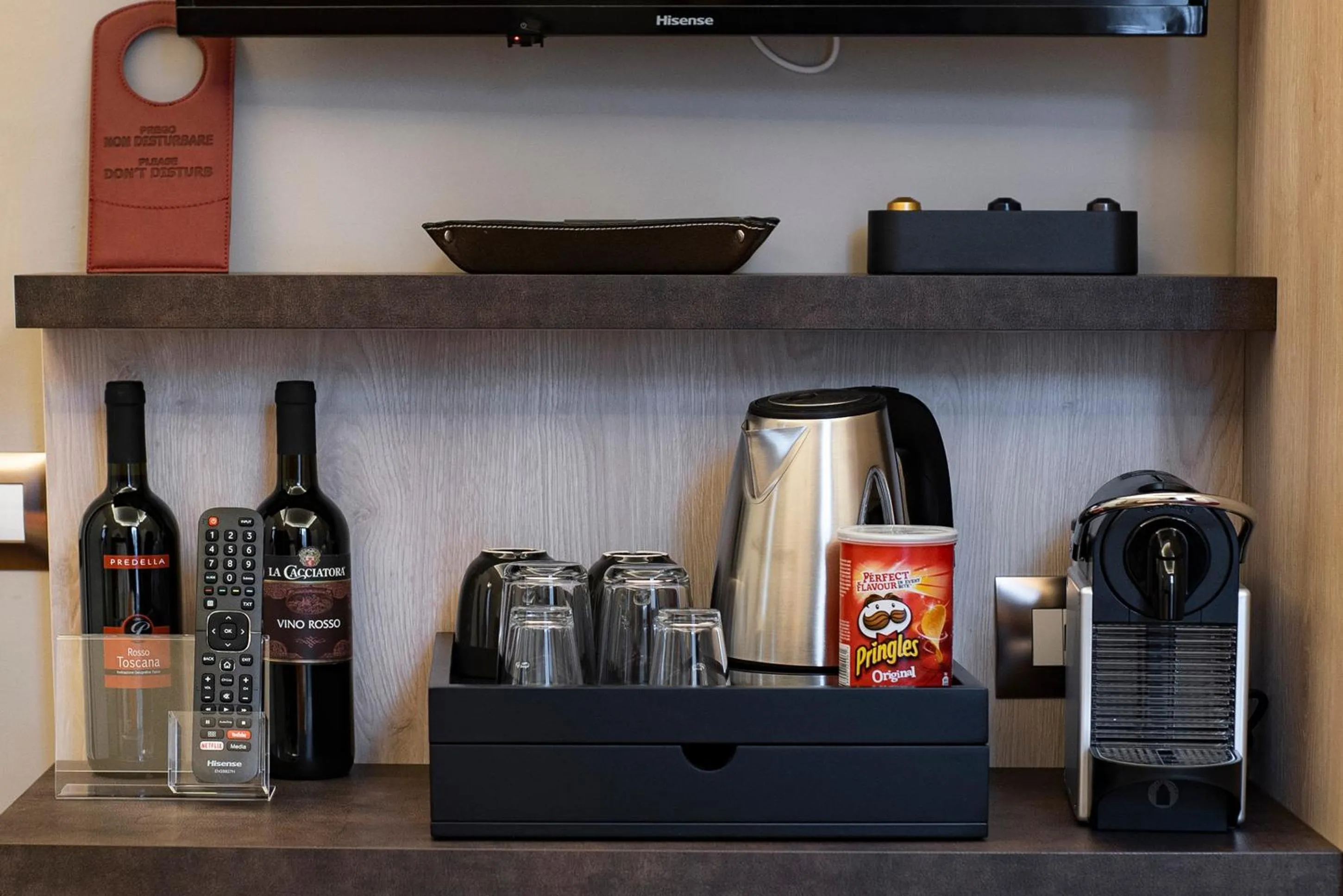 Coffee/tea facilities in Artemide Guest House