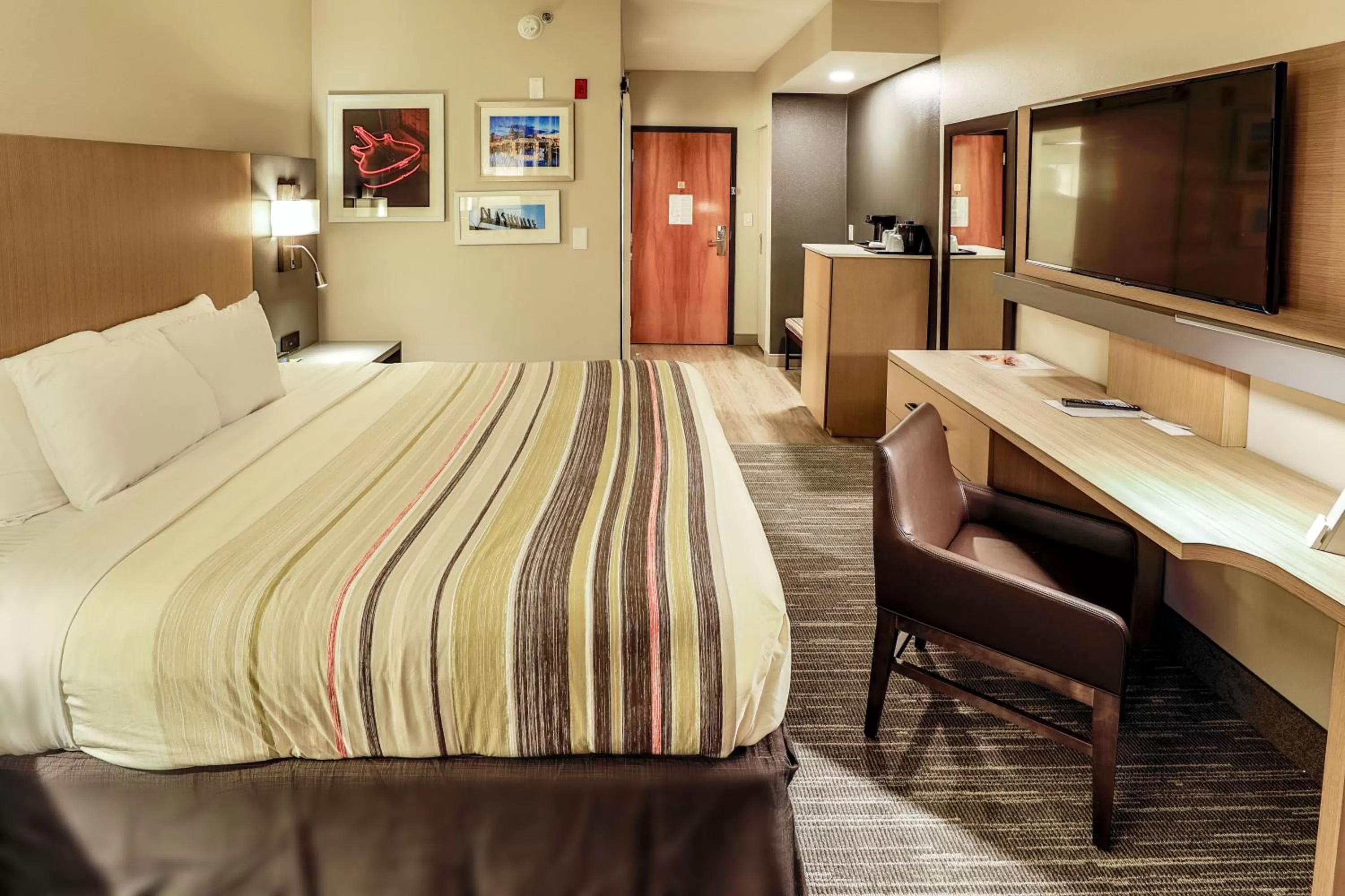 TV and multimedia, Bed in Country Inn & Suites by Radisson Nashville Airport TN