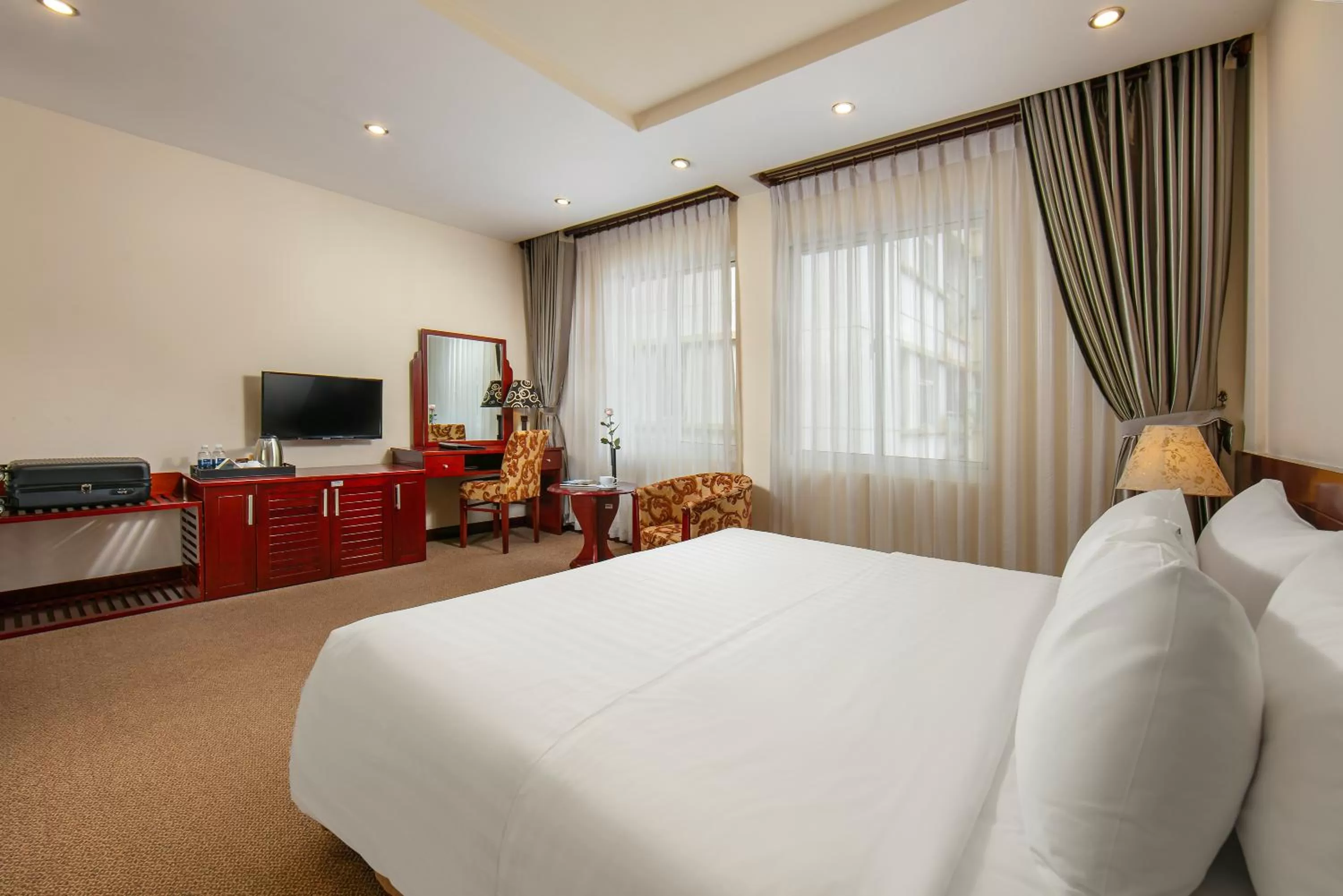 Bedroom, Bed in Hoa Dao Hotel