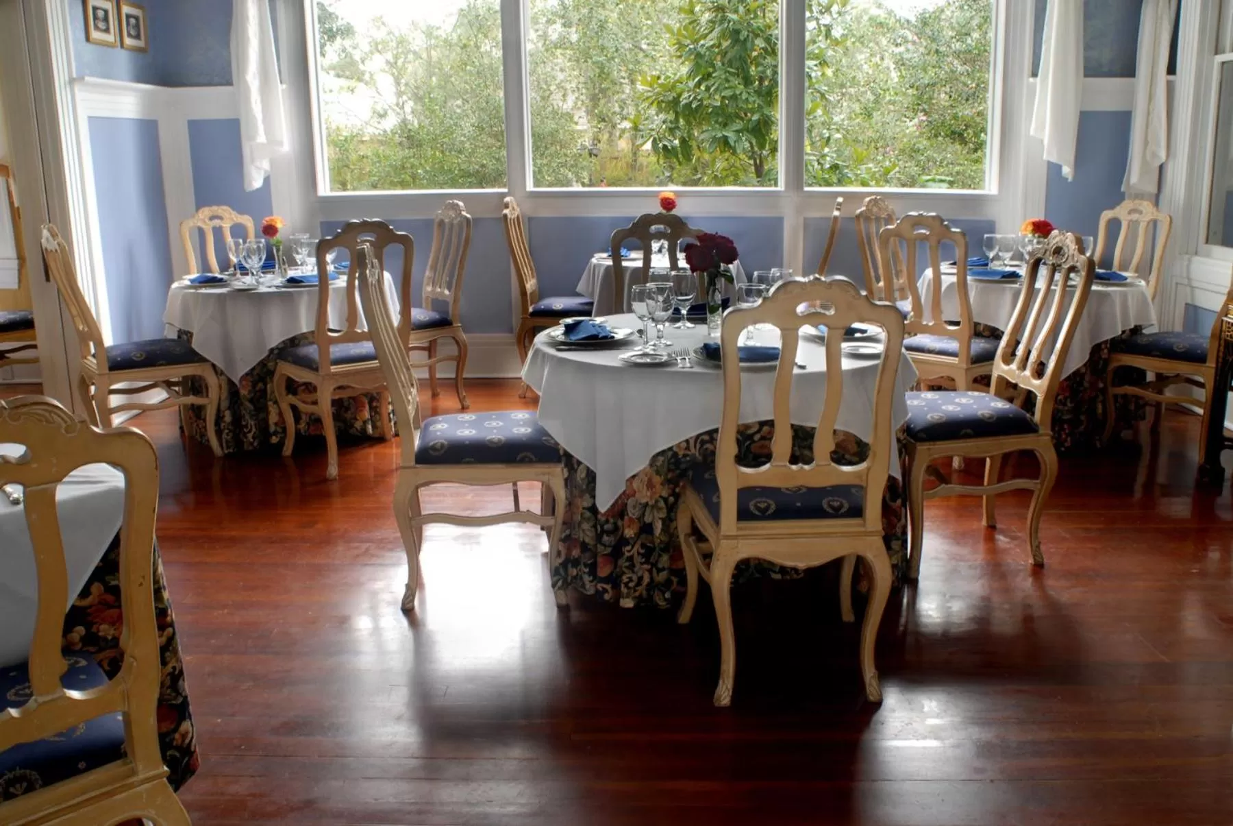 Restaurant/Places to Eat in Historic Michabelle Inn