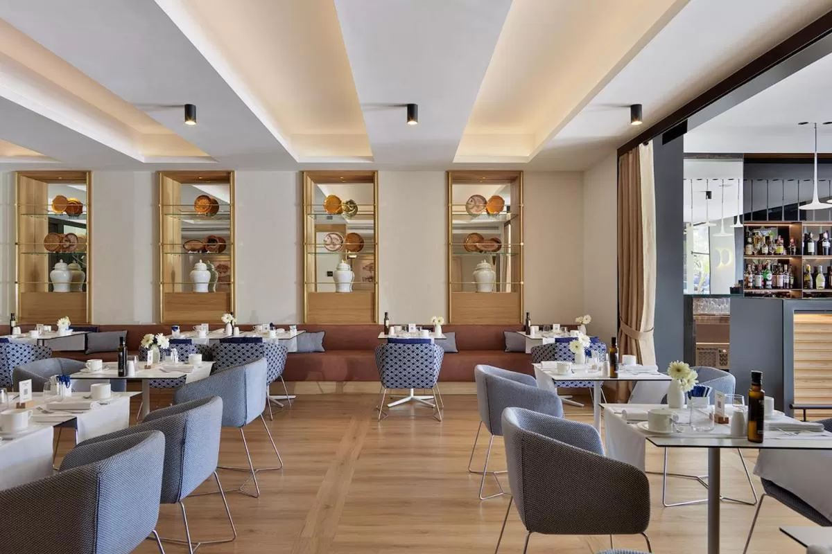 Dining area in H10 Port Vell 4* Sup