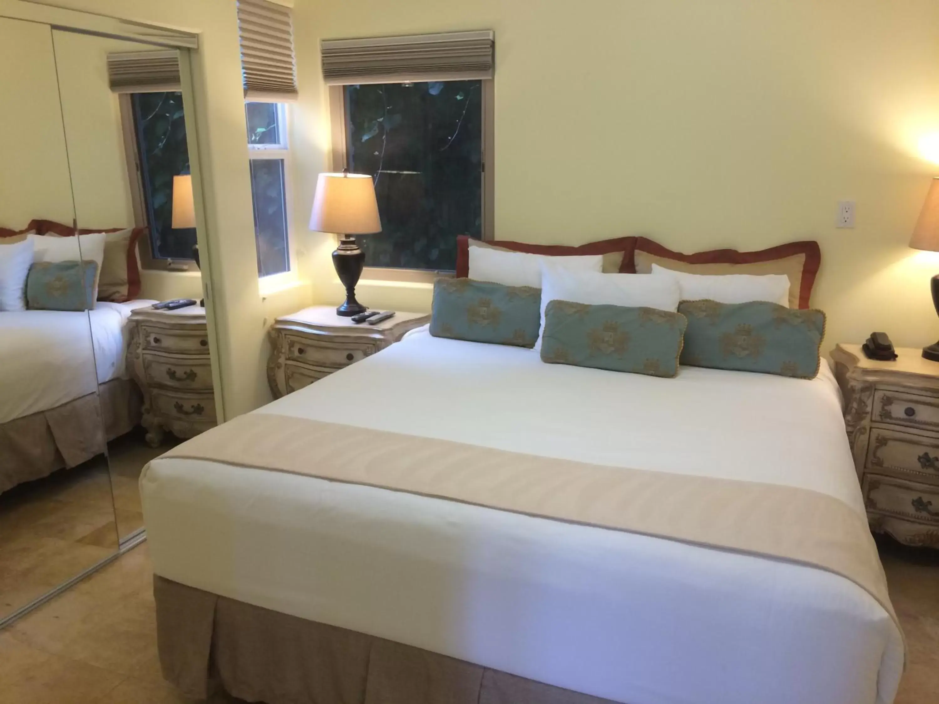 King Suite in The Vendange Carmel Inn & Suites King Suite in The Vendange Carmel Inn & Suites