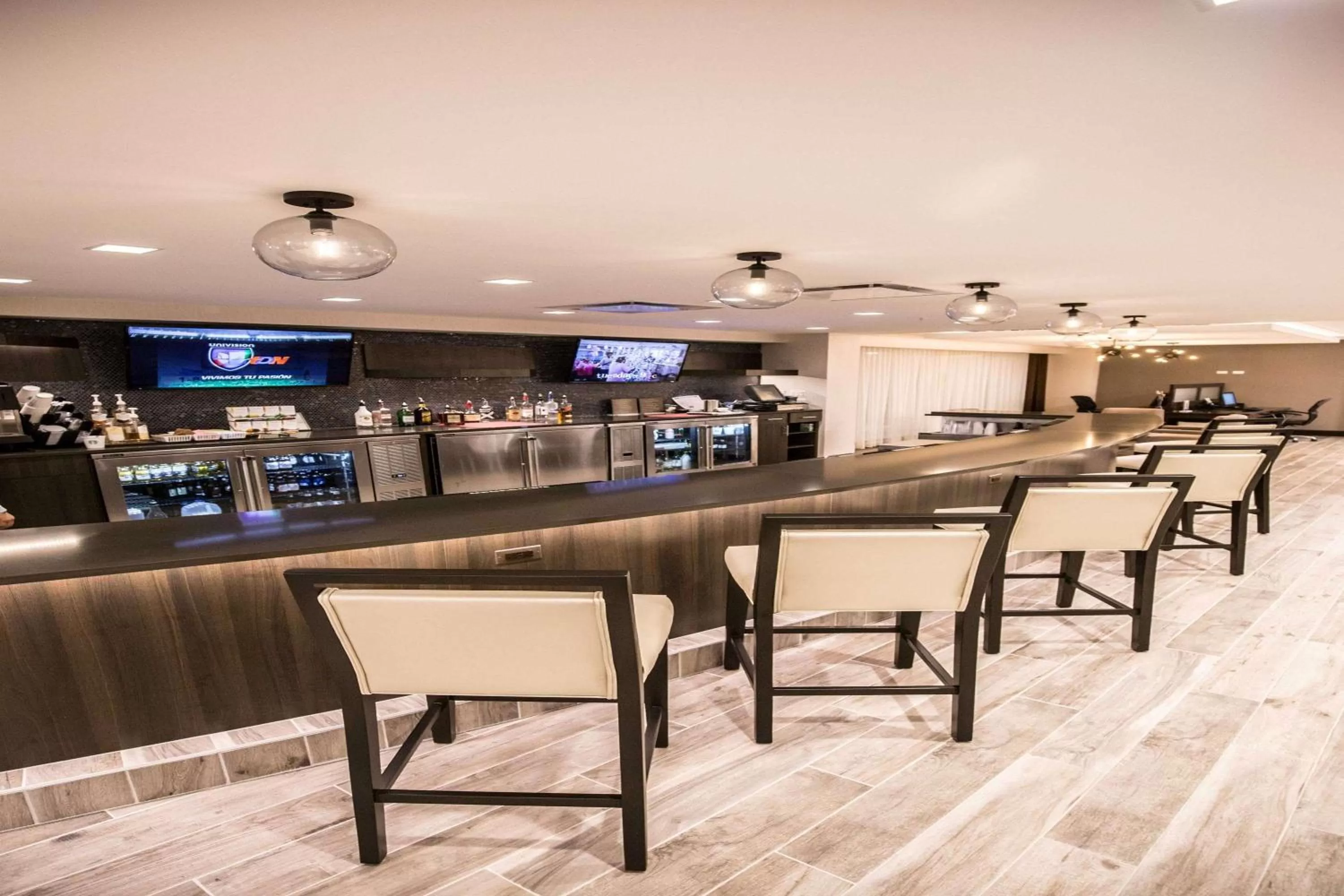 Lounge or bar in Wyndham Chicago O'Hare