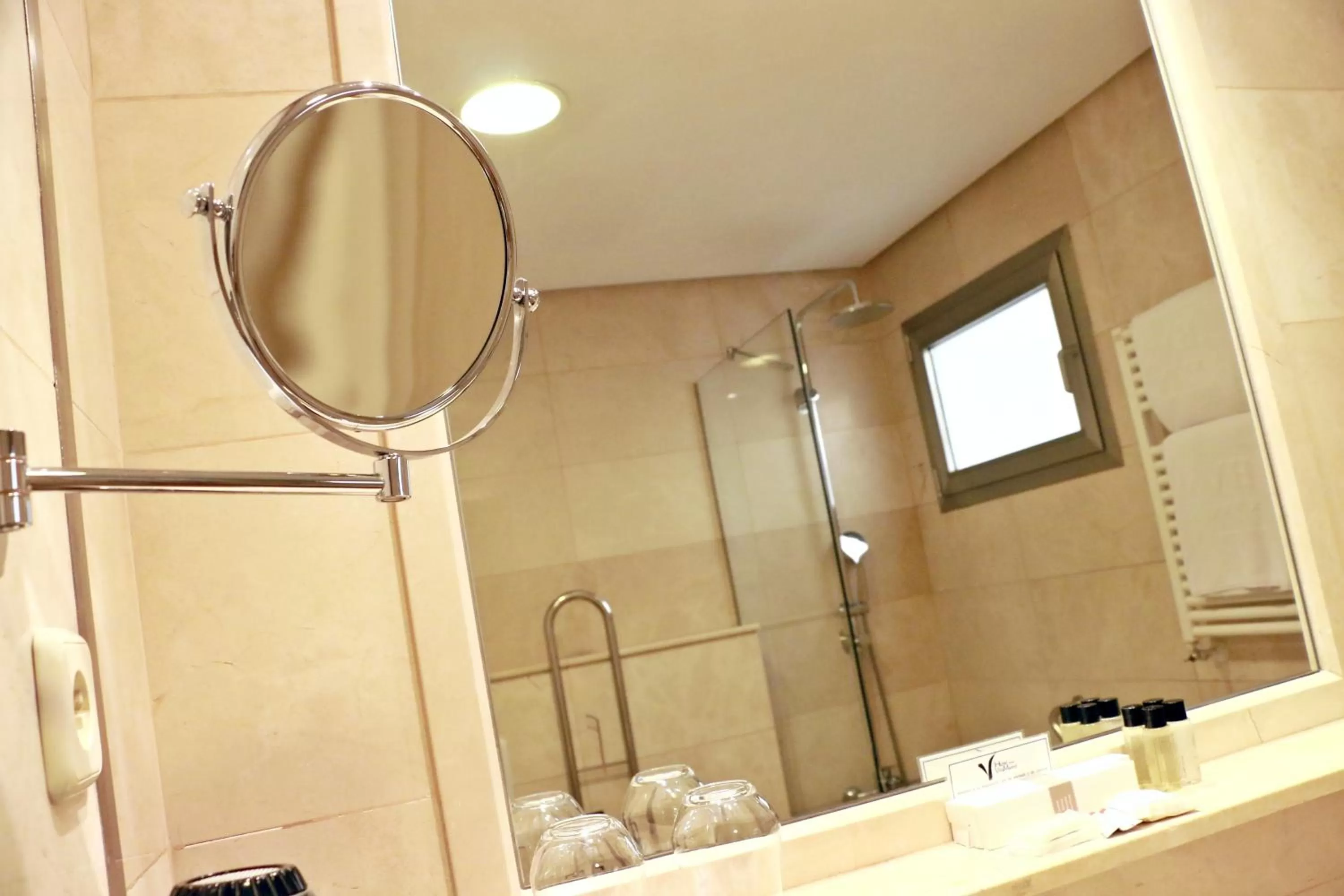 Bathroom in Hotel Villamadrid