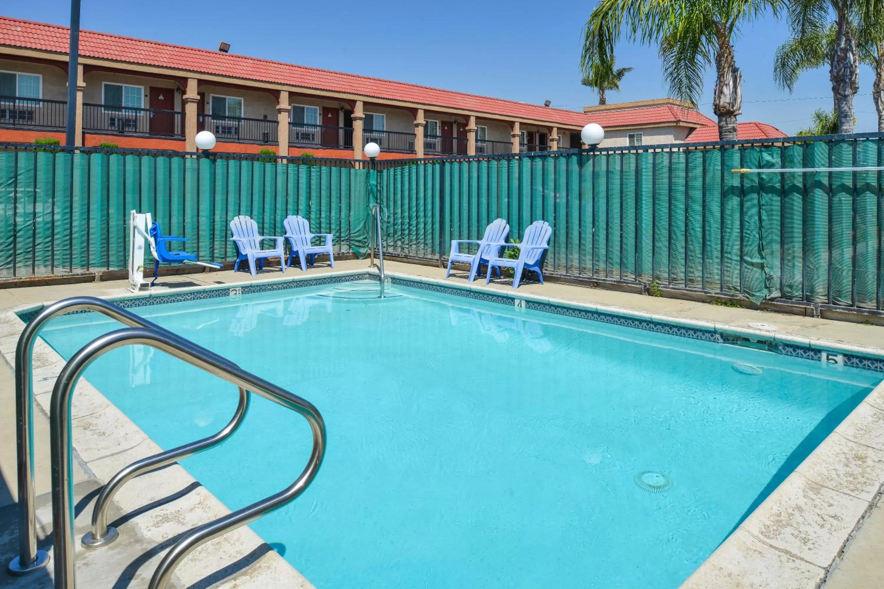 Swimming pool in Americas Best Value Inn-Rialto