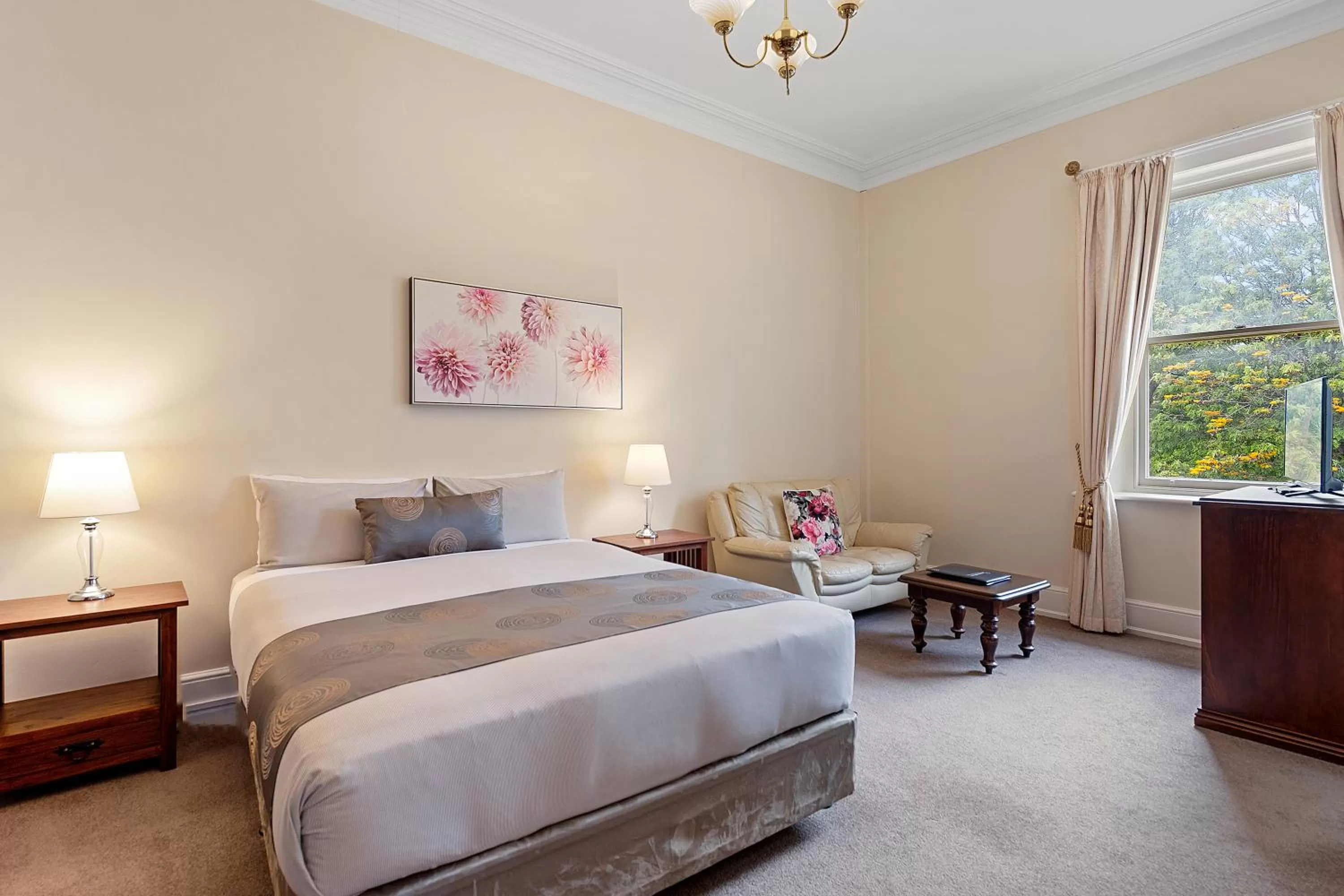 Photo of the whole room, Bed in Waratah On York