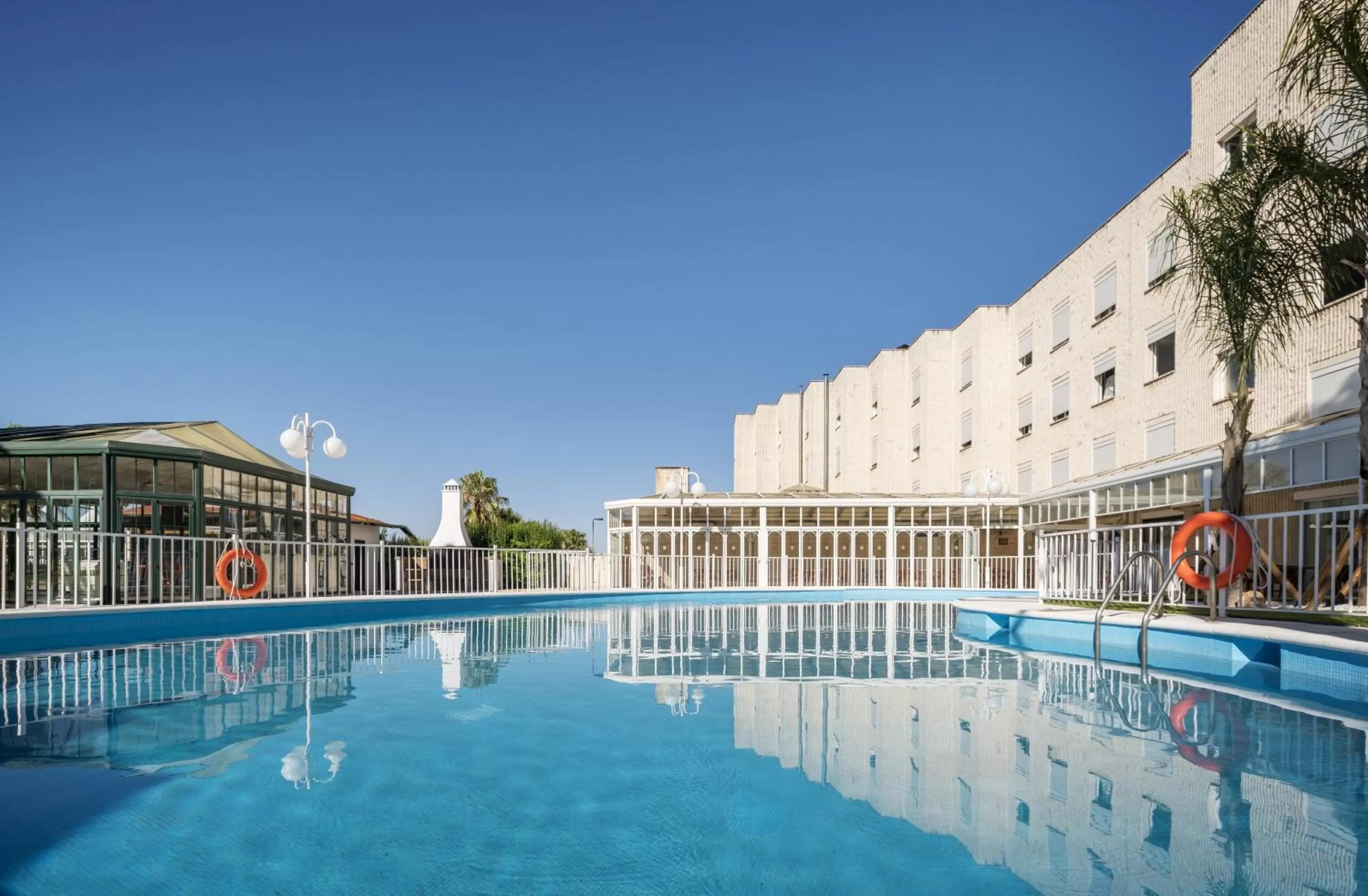 Swimming pool in Hotel Ilunion Las Lomas
