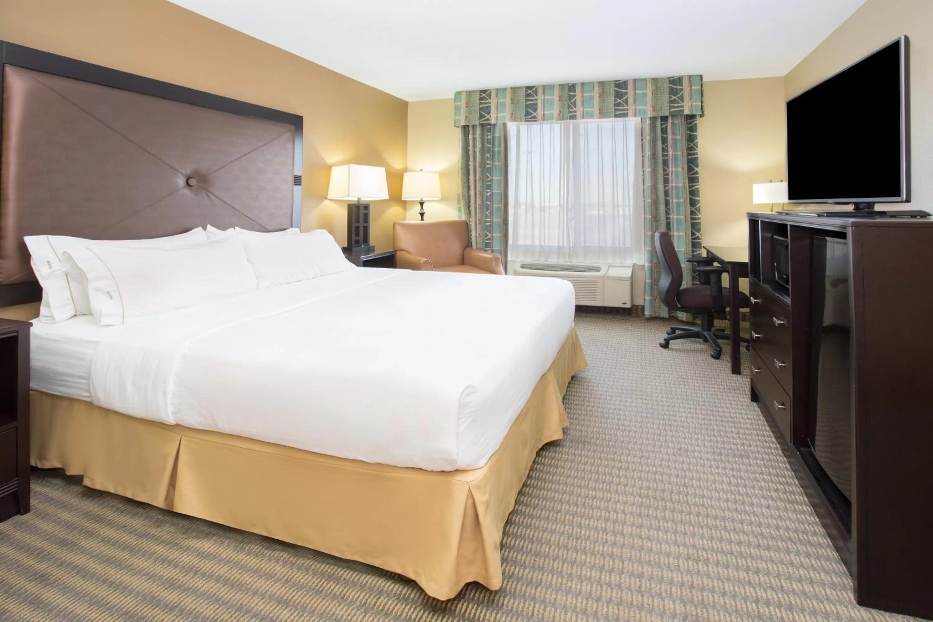 Photo of the whole room, Bed in Holiday Inn Express Hotel & Suites Lexington by IHG