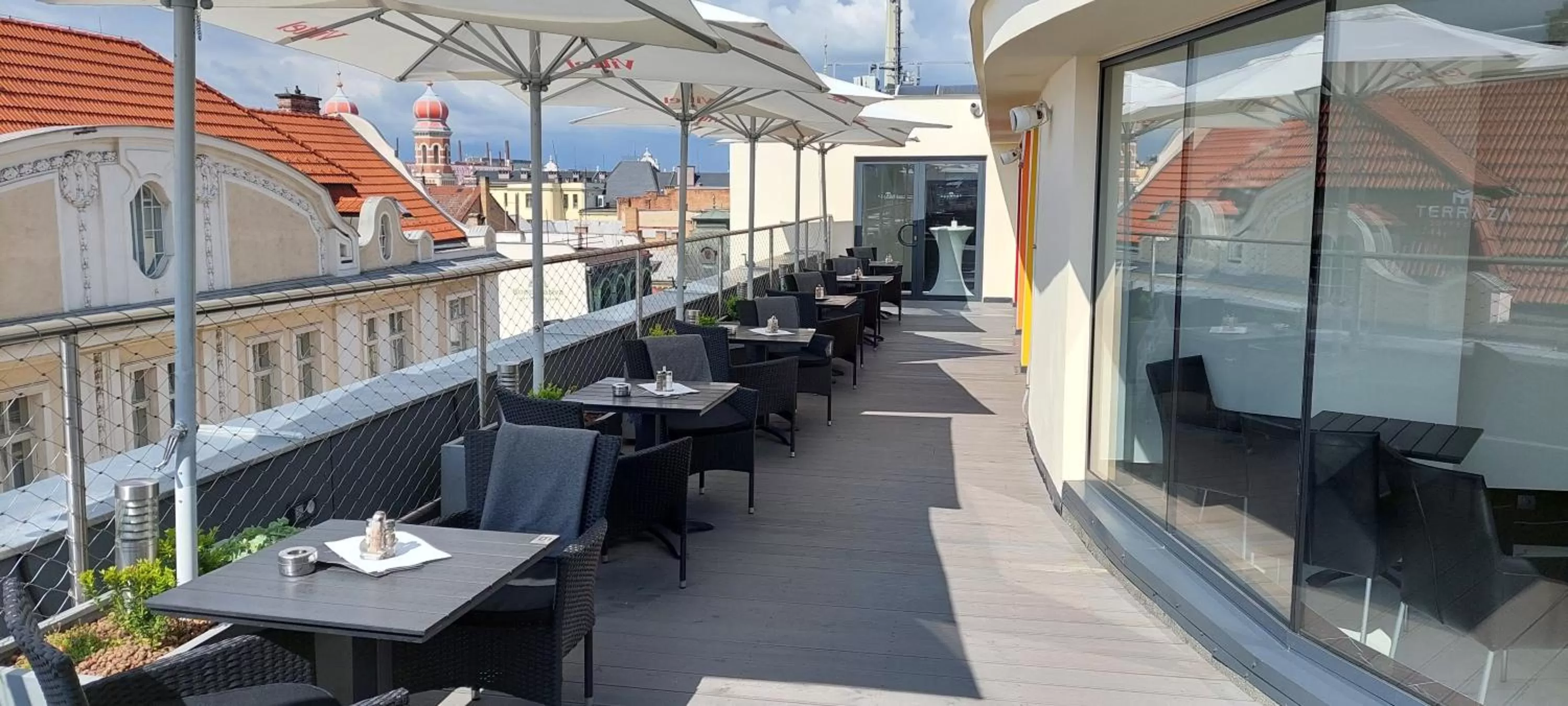 Restaurant/places to eat in Hotel Central