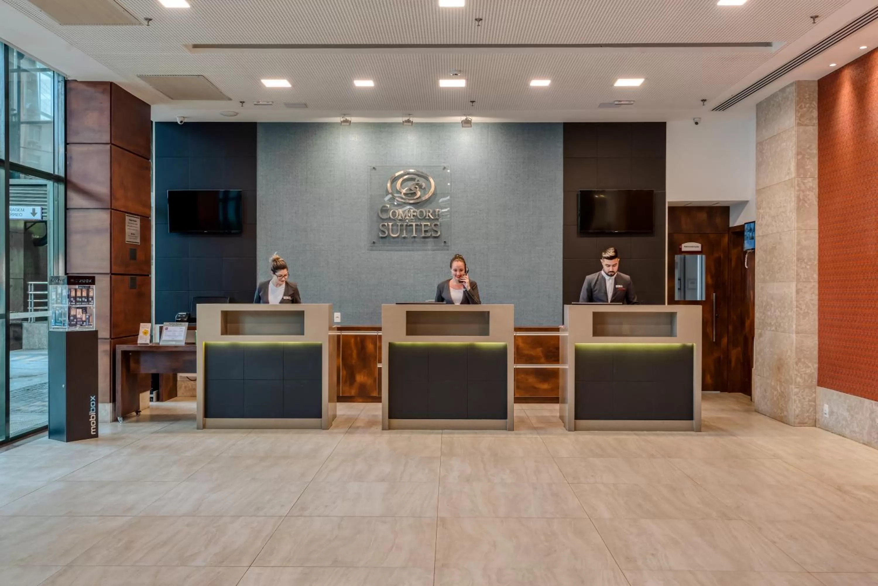 Lobby or reception in Comfort Suítes Vitória