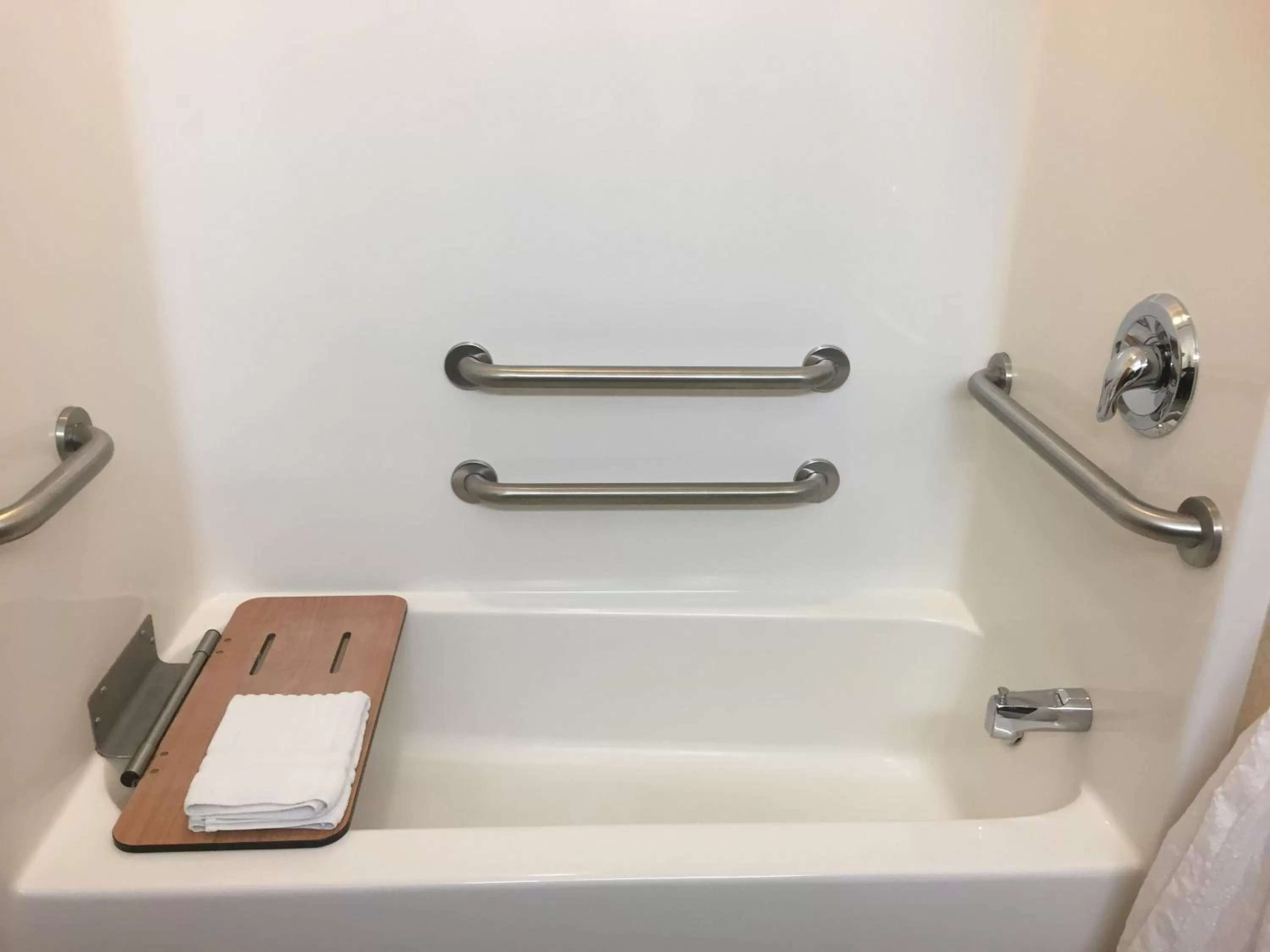 Shower in Cobblestone Suites - Ripon