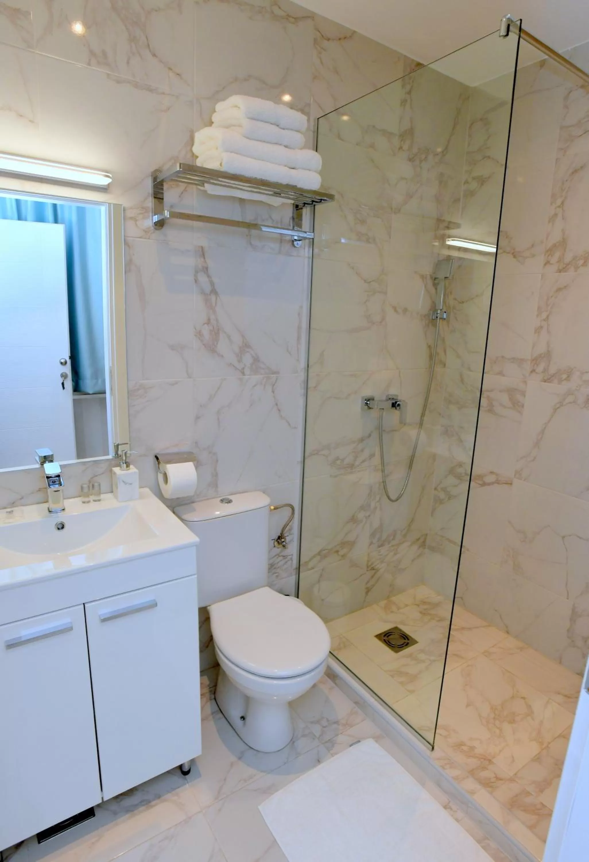 Twin Room with Bathroom in PRESIDENT