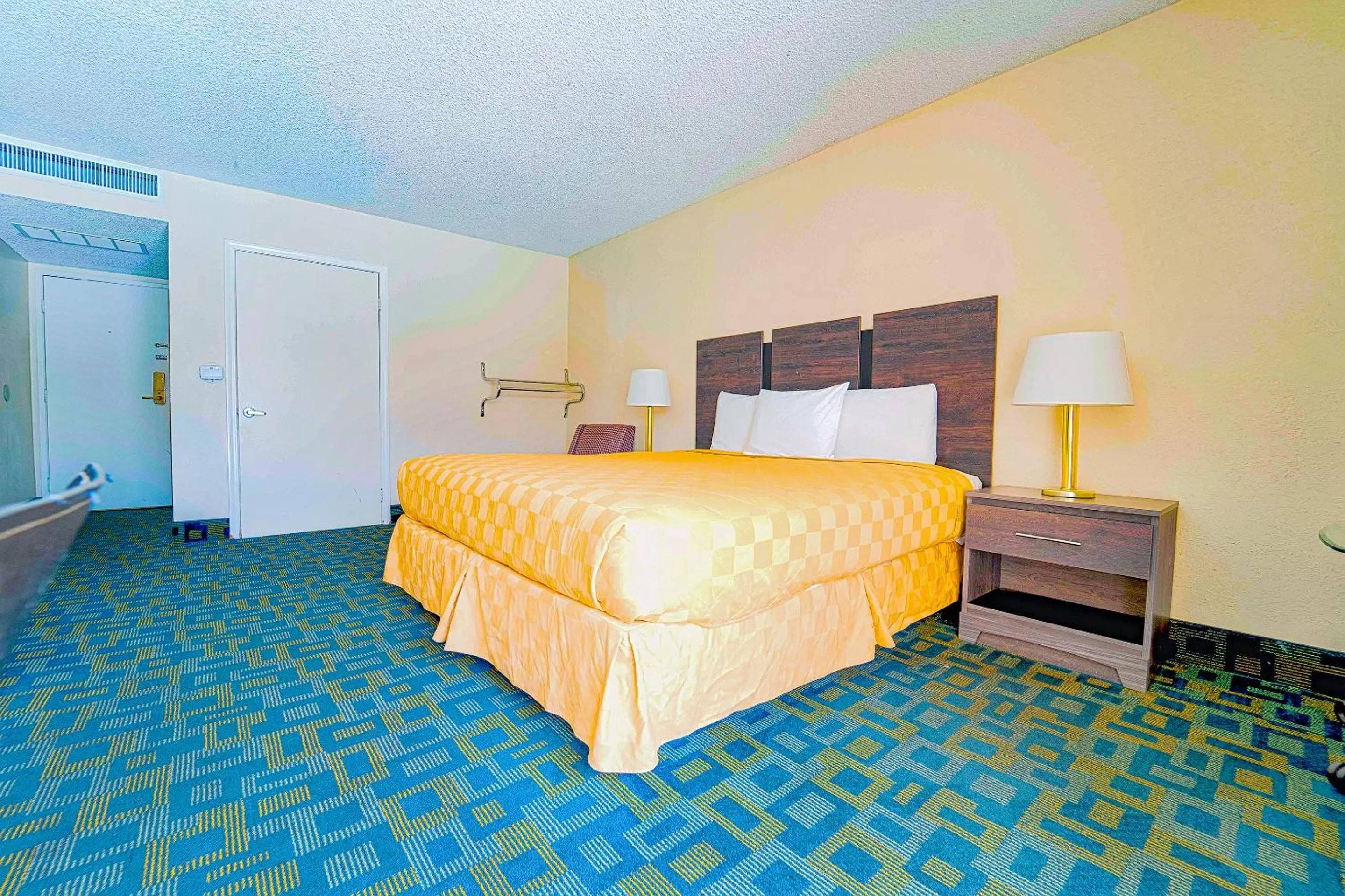 Bedroom, Bed in Royal Plaza Inn