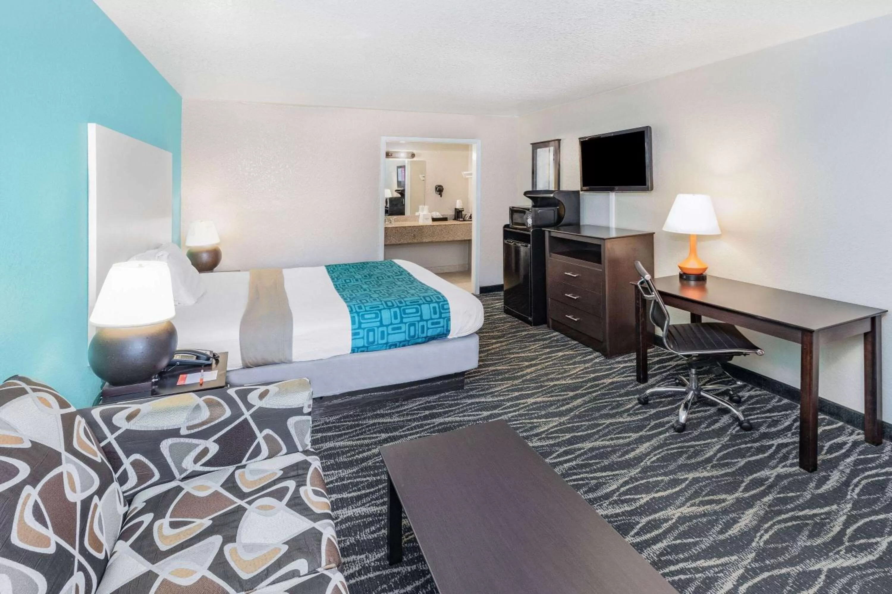 Bed in Howard Johnson by Wyndham Houston Hobby Airport