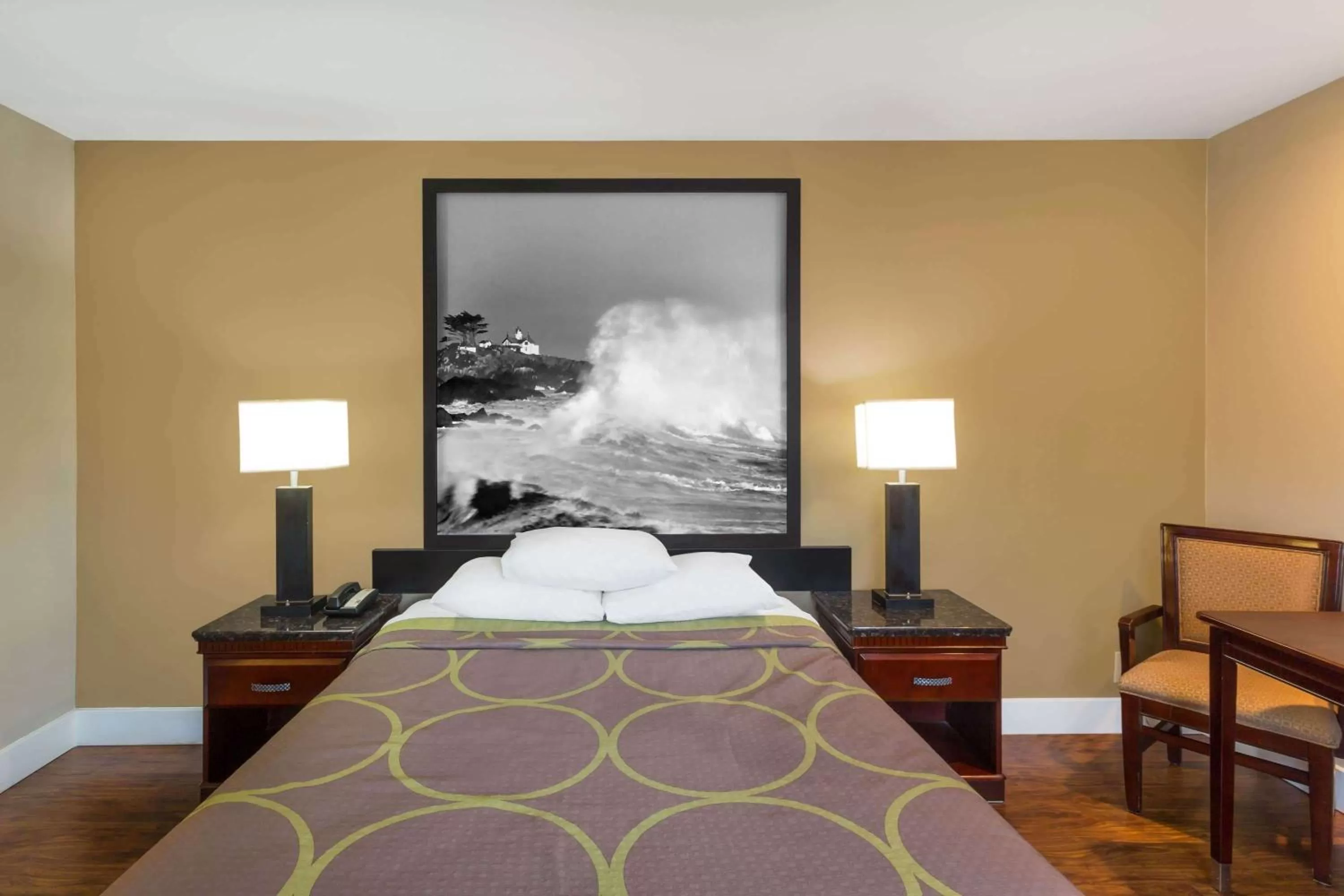 Photo of the whole room in Super 8 by Wyndham Martinez